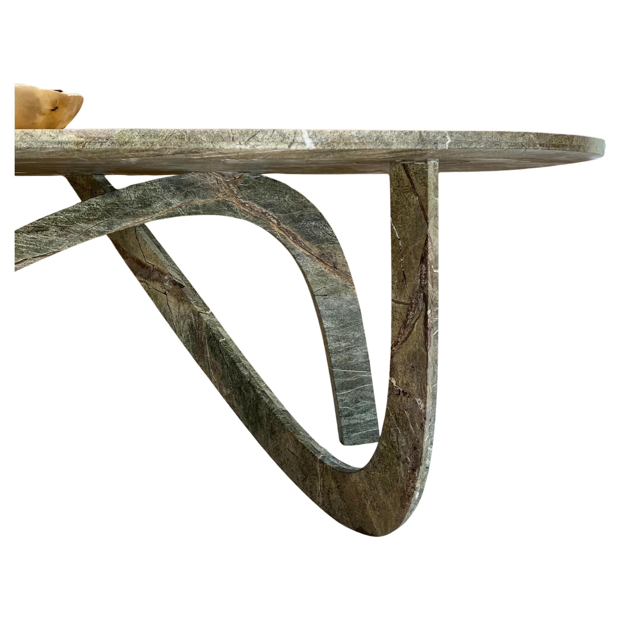 🖤 Une déclaration sculpturale en pierre et en bois par dAM Atelier
La table à manger Fleur est un chef-d'œuvre qui allie l'élégance intemporelle au dynamisme contemporain. Conçue par dAM Atelier pour la collection Falling into Life, cette table