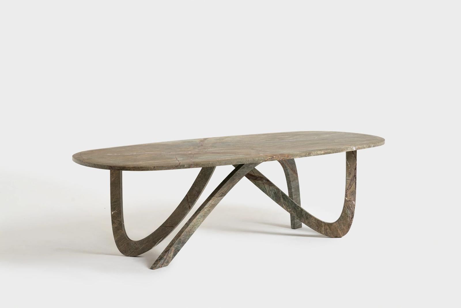 🖤 Une déclaration sculpturale en pierre et en bois par dAM Atelier
La table à manger Fleur est un chef-d'œuvre qui allie l'élégance intemporelle au dynamisme contemporain. Conçue par dAM Atelier pour la collection Falling into Life, cette table