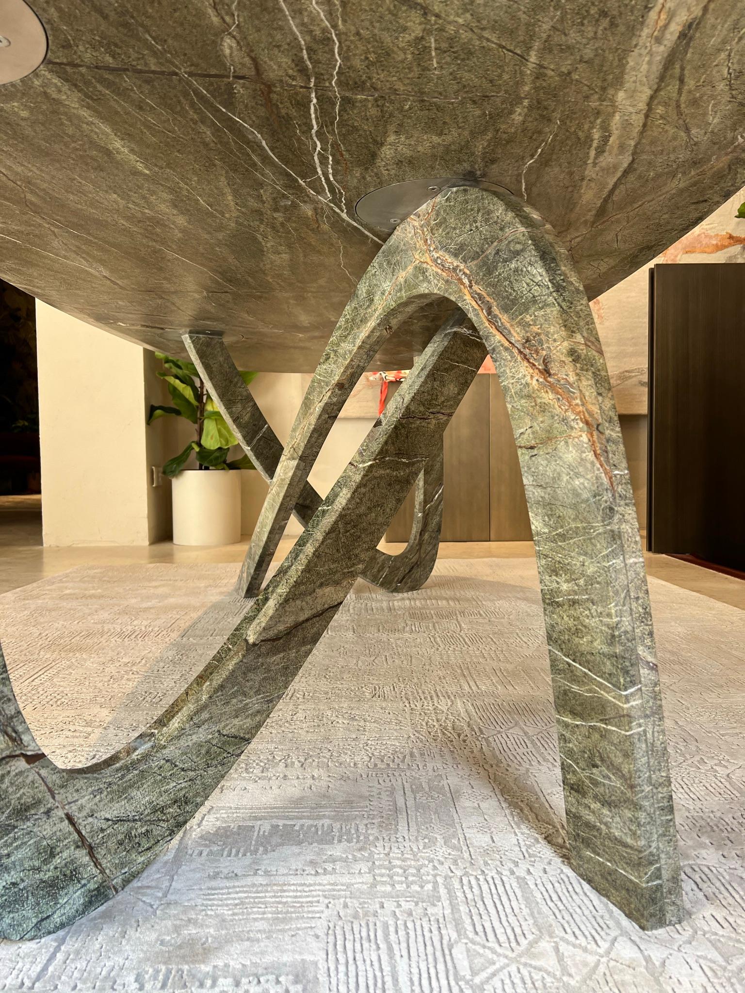 Pierre Table de salle à manger contemporaine sculpturale en marbre Fleur par dAM Atelier en vente