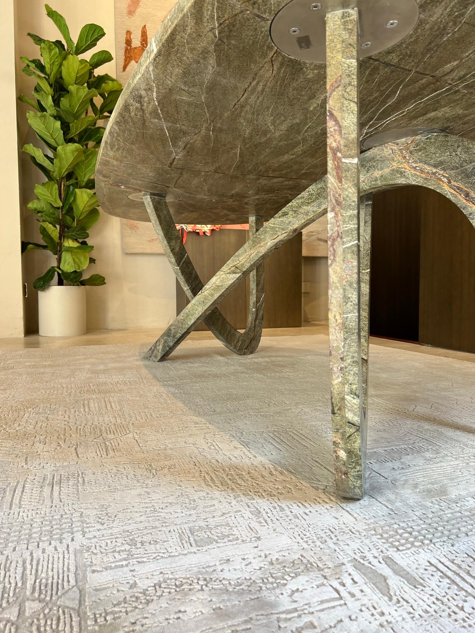 Table de salle à manger contemporaine sculpturale en marbre Fleur par dAM Atelier en vente 1