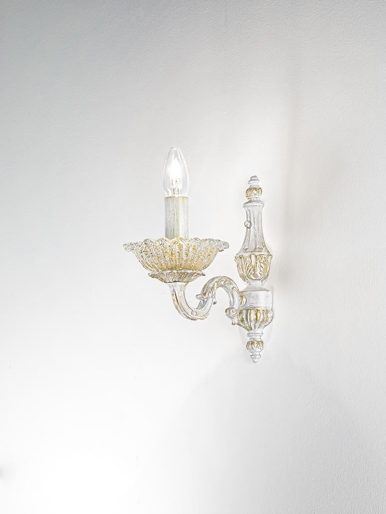 Lámpara de pared Fleur Sparta de MM Lampadari
Dimensiones: P 15 x An 24 x Al 26 cm. 
Materiales: Metal y cristal de Murano.

Todas nuestras lámparas pueden cablearse según cada país. Si se vende a EE.UU., se cableará para ese país, por ejemplo.