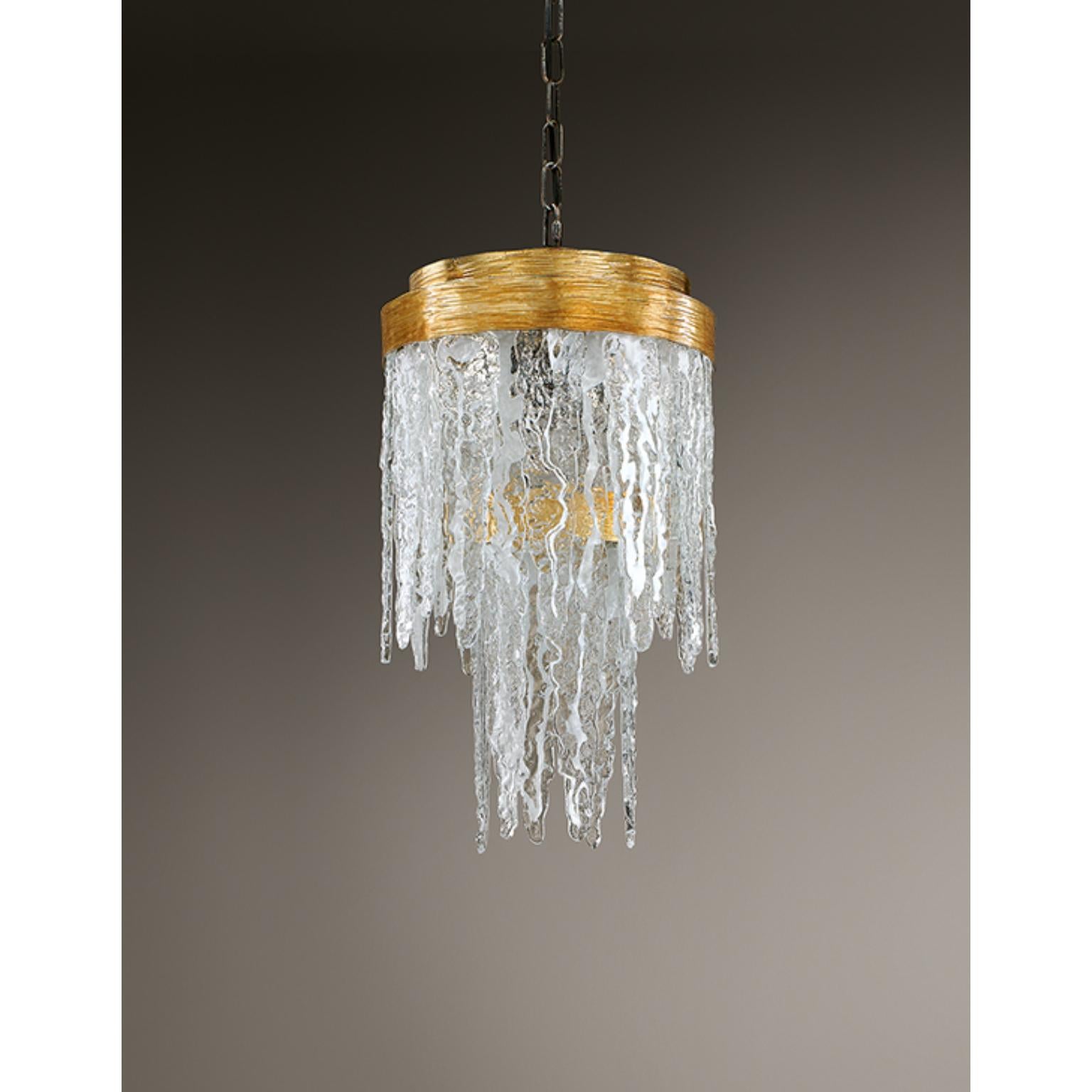 Lampadario Fleur Stallattite di MM Lampadari
Dimensioni: Ø 33 x H. 58 cm. 
Materiali: Metallo e vetro colato martellato.

Tutte le nostre lampade possono essere cablate a seconda del Paese. Se viene venduto negli Stati Uniti, sarà cablato per gli
