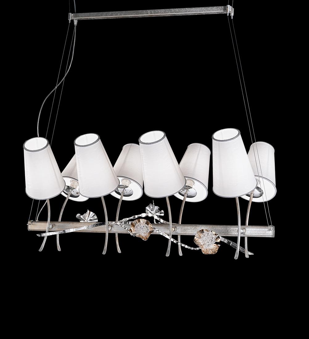 Lámpara Fleur Stello de MM Lampadari
Dimensiones: P 56 x An 101 x Al 45 cm. 
Materiales: Metal y tela.

Todas nuestras lámparas pueden cablearse según cada país. Si se vende a EE.UU., se cableará para ese país, por ejemplo. Póngase en contacto con