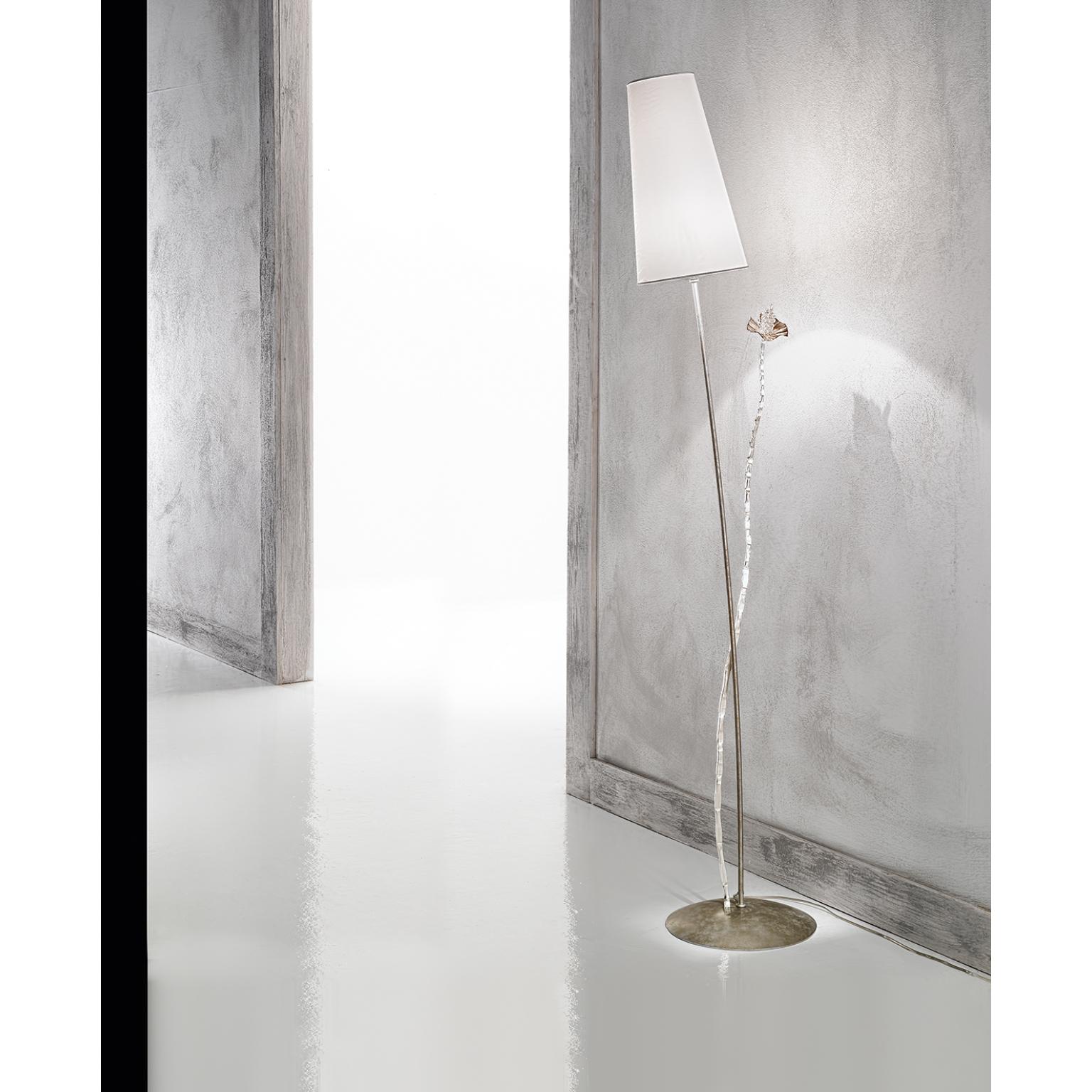 Lámpara de pie Fleur Stello de MM Lampadari
Dimensiones: P 35 x An 42 x Al 153 cm. 
Materiales: Metal y tela.

Todas nuestras lámparas pueden cablearse según cada país. Si se vende a EE.UU., se cableará para ese país, por ejemplo. Póngase en