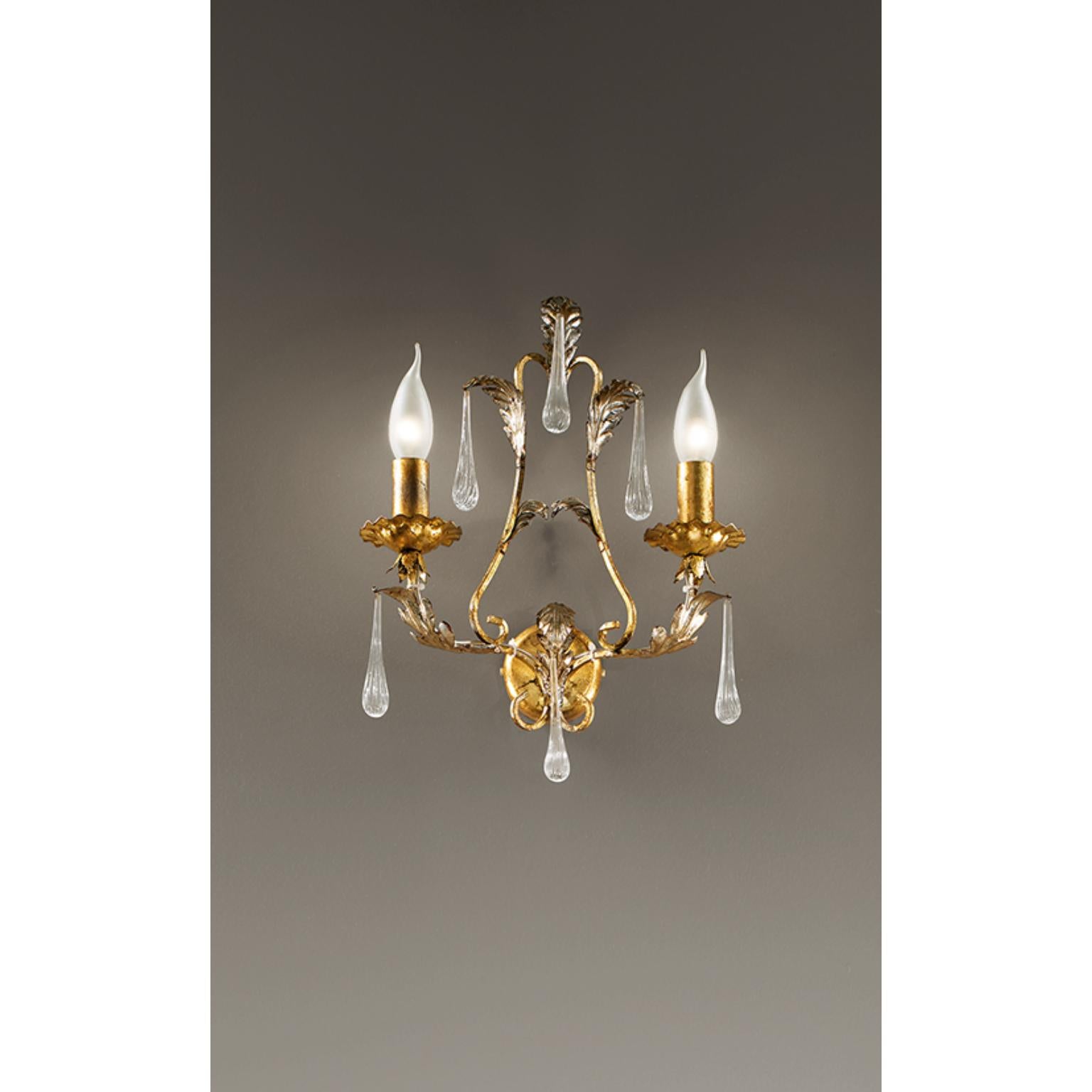 Lampada da parete Fleur Villa di MM Lampadari
Dimensioni: D 13 x L 36 x H 37 cm. 
Materiali: Metallo e cristallo.

Tutte le nostre lampade possono essere cablate a seconda del Paese. Se viene venduto negli Stati Uniti, sarà cablato per gli Stati