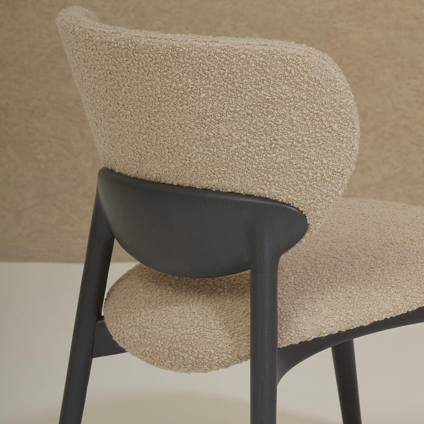 Offered in a sharp yet harmonious contrast of neutrals, this lounge chair is a refined modern-inspired design perfect for blending in a private study or living room. Textured beige-hued Tresigallo fabric (2893) elopes both the ergonomic 42cm-high