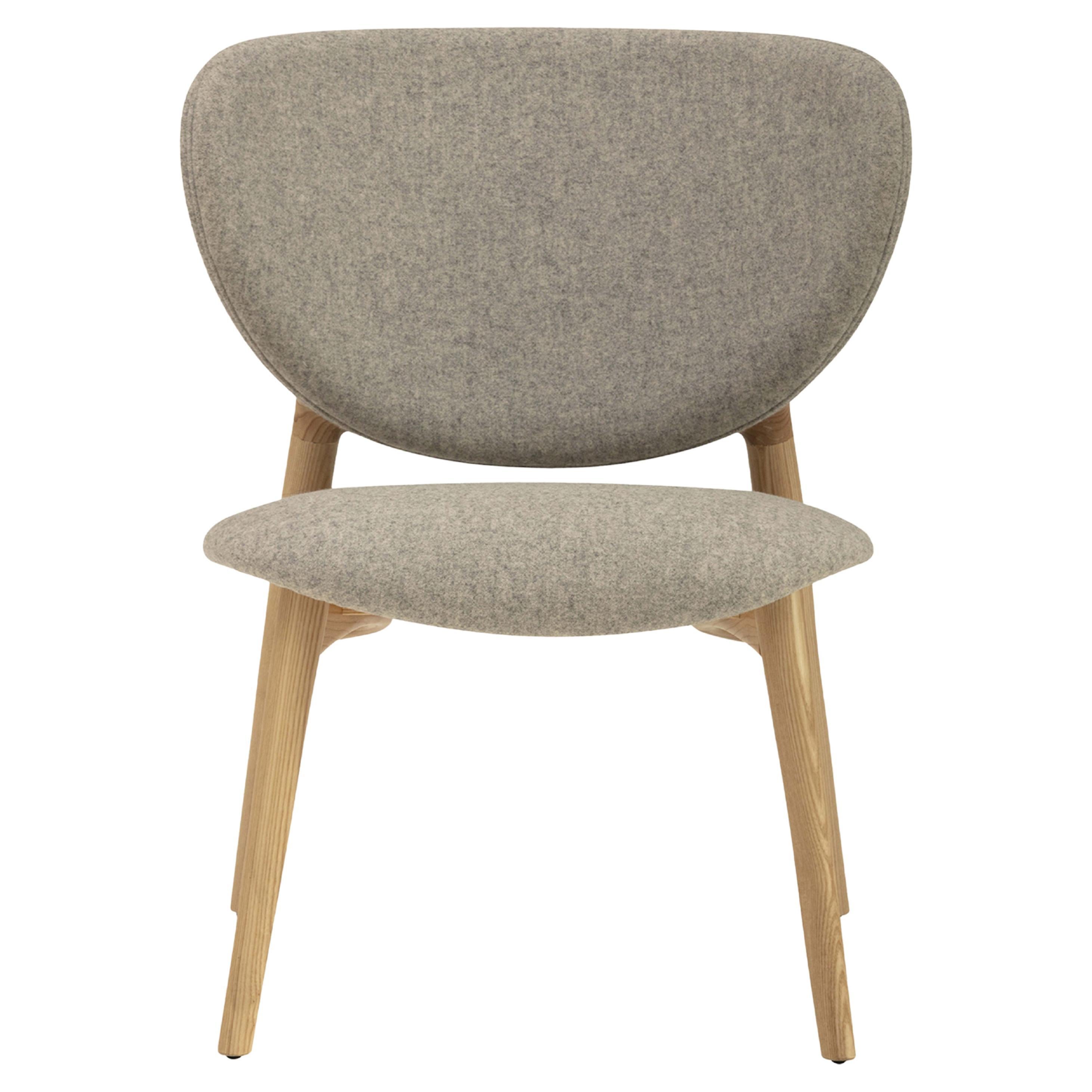 Fauteuil de salon en frêne gris et naturel Fleuron 203 de Constance Guisset