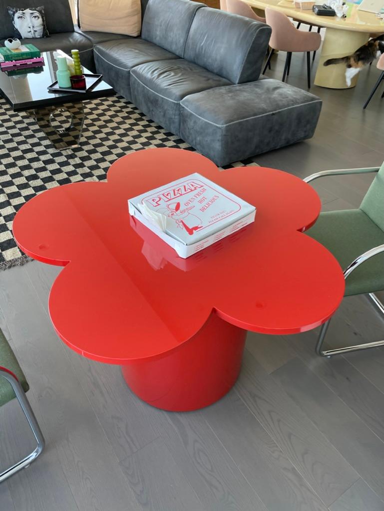 Une table de salle à manger unique conçue par fleurotica. fabriquée à la main à nyc en bois noble + laquée à la main en vermillon super brillant pour une finition somptueuse et inimitable. notre hommage à la table 