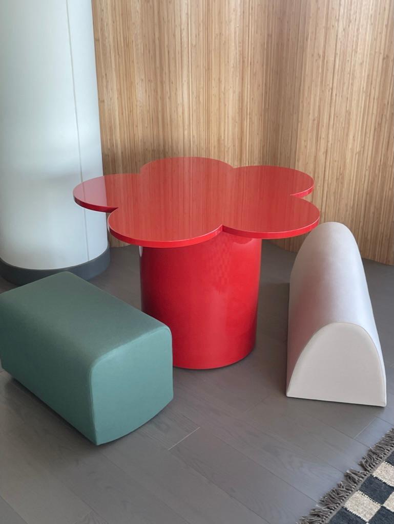 Postmoderne Table de salle à manger Fleurotica Flower, rouge Vermillion  en vente