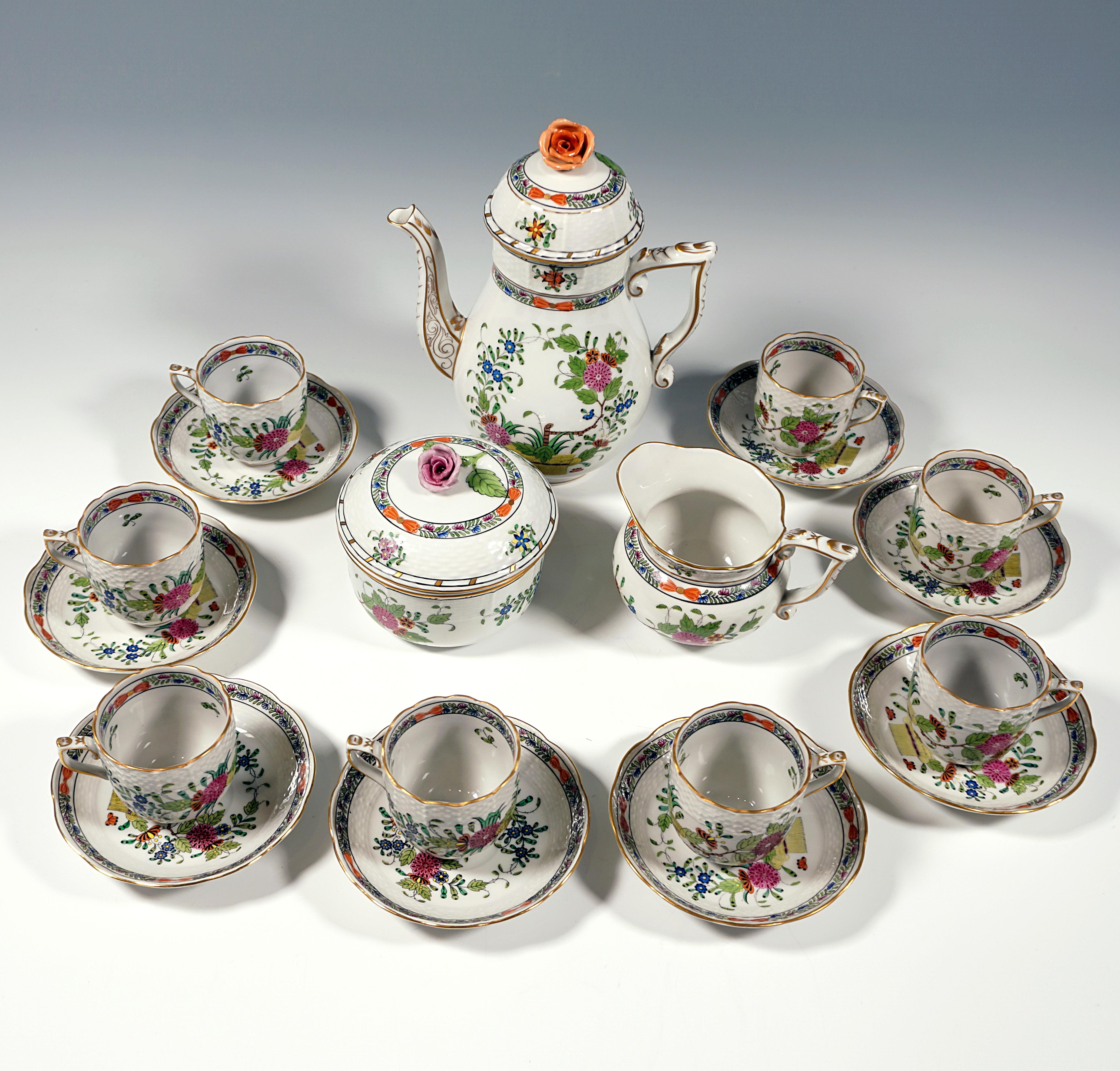 Herend service consisting of 19 parts: coffee pot with lid, milk jug, sugar bowl, eight cups, eight saucers.
Shape: Osier / basket weave, model number 612
Decor: FD - Fleurs des Indes / Indian Basket - richly colored floral decoration with gold