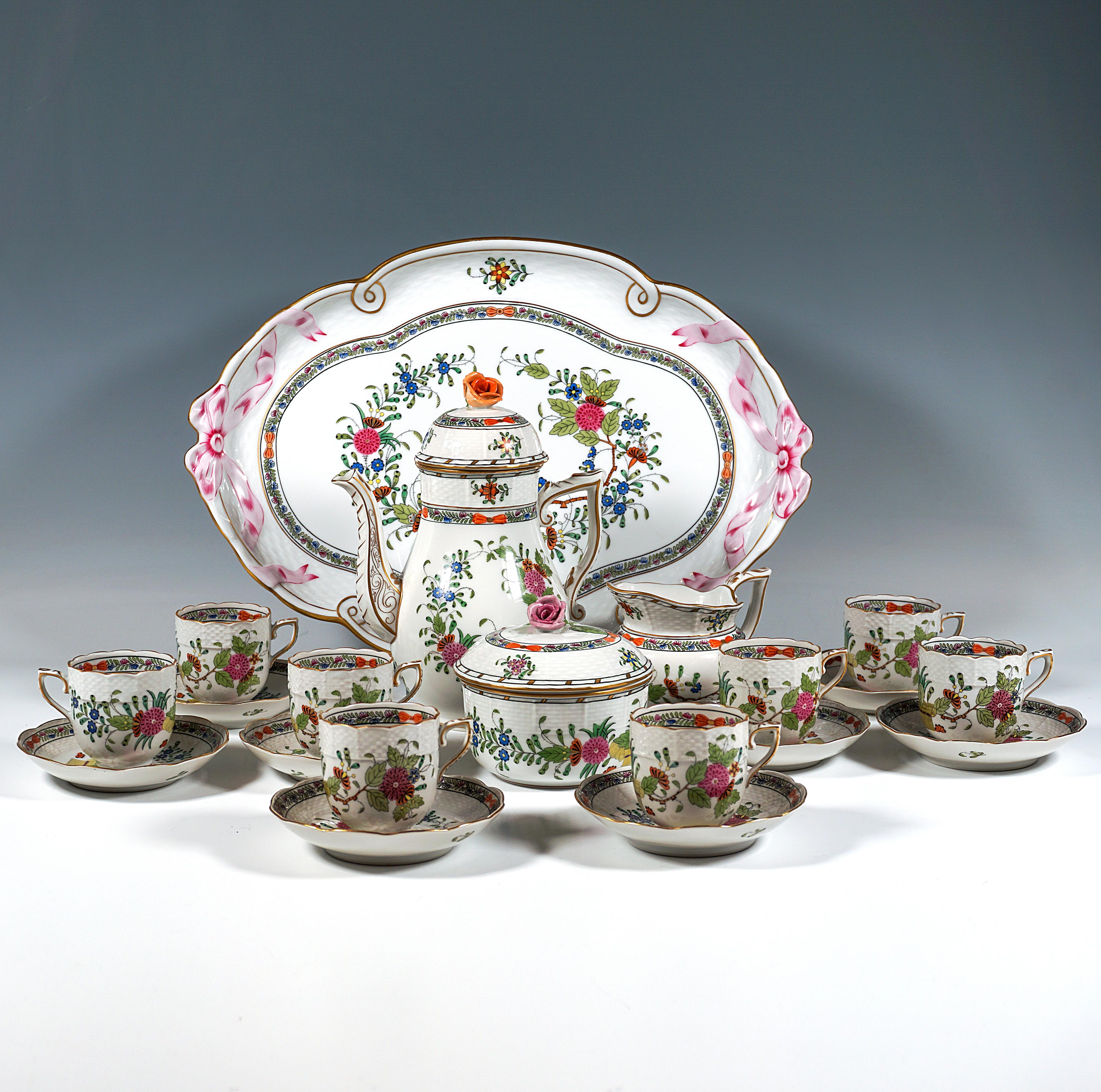 Herend Service bestehend aus 20 Teilen: große ovale Platte, Kaffeekanne mit Deckel, Milchkännchen, Zuckerdose, acht Tassen, acht Untertassen.
Form: Osier / Korbgeflecht, Modellnummer 612
Dekor: FD - Fleurs des Indes / Indischer Korb -