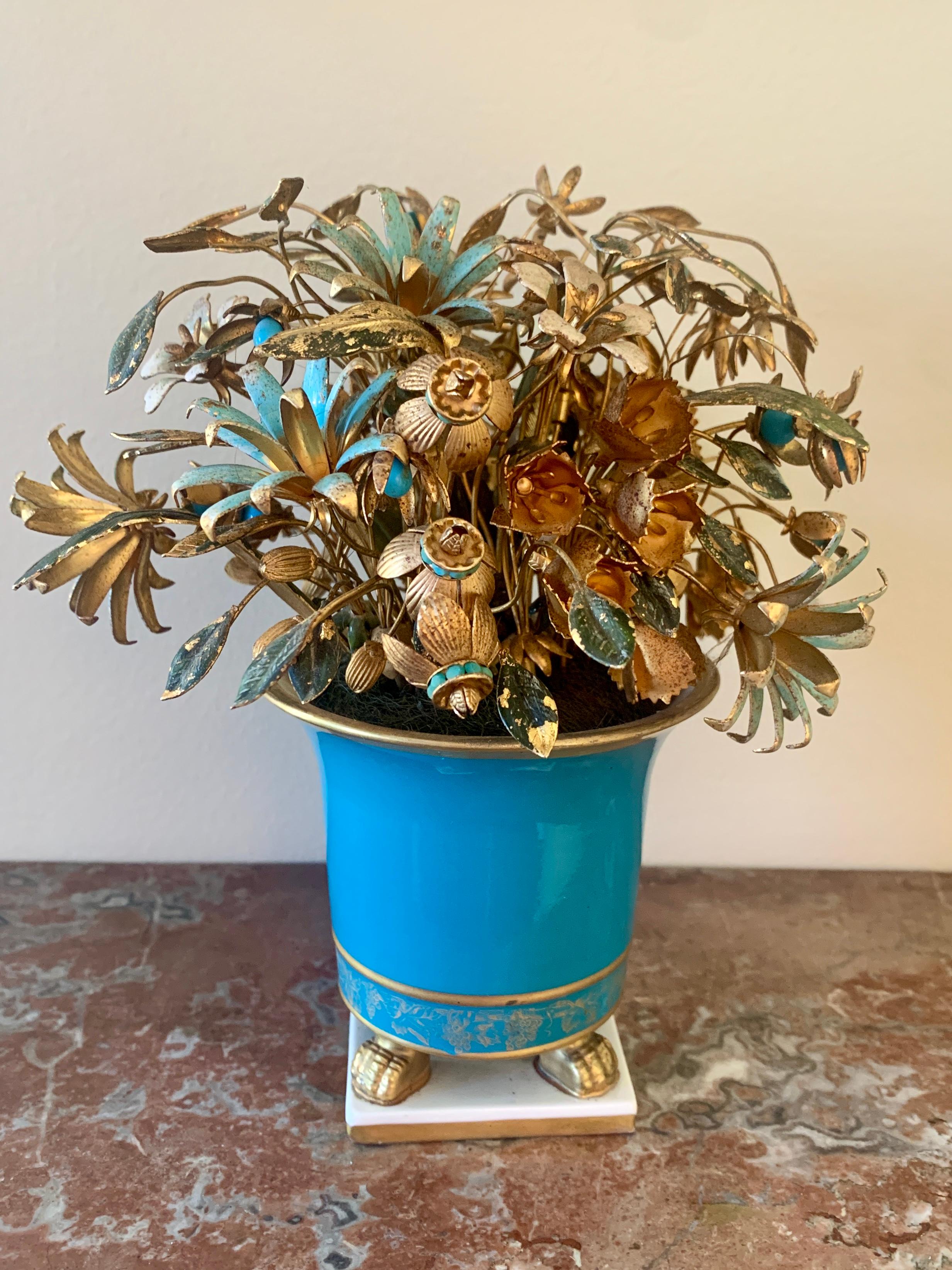 Una splendida composizione di fiori smaltati, 