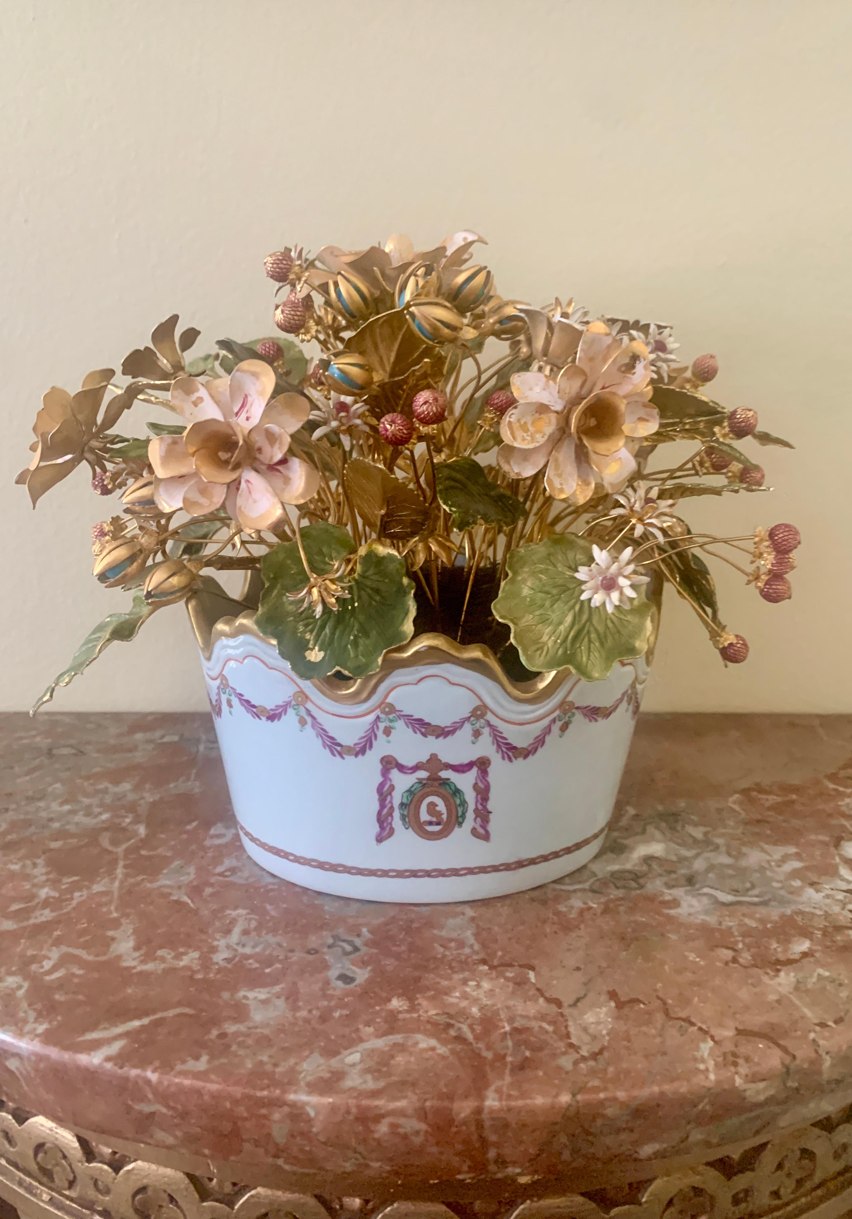Una splendida composizione di fiori smaltati, 