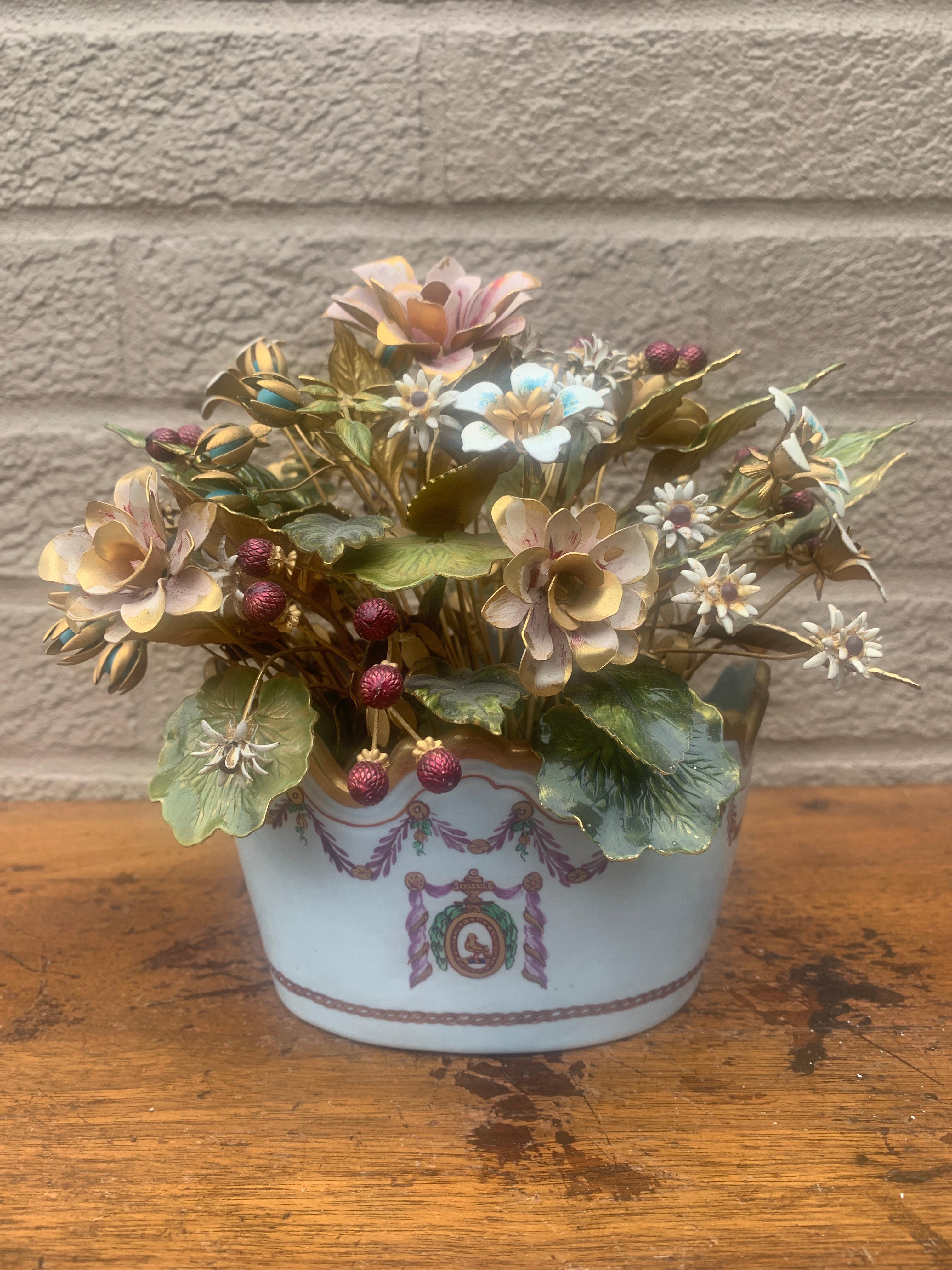 Una splendida composizione di fiori smaltati, 