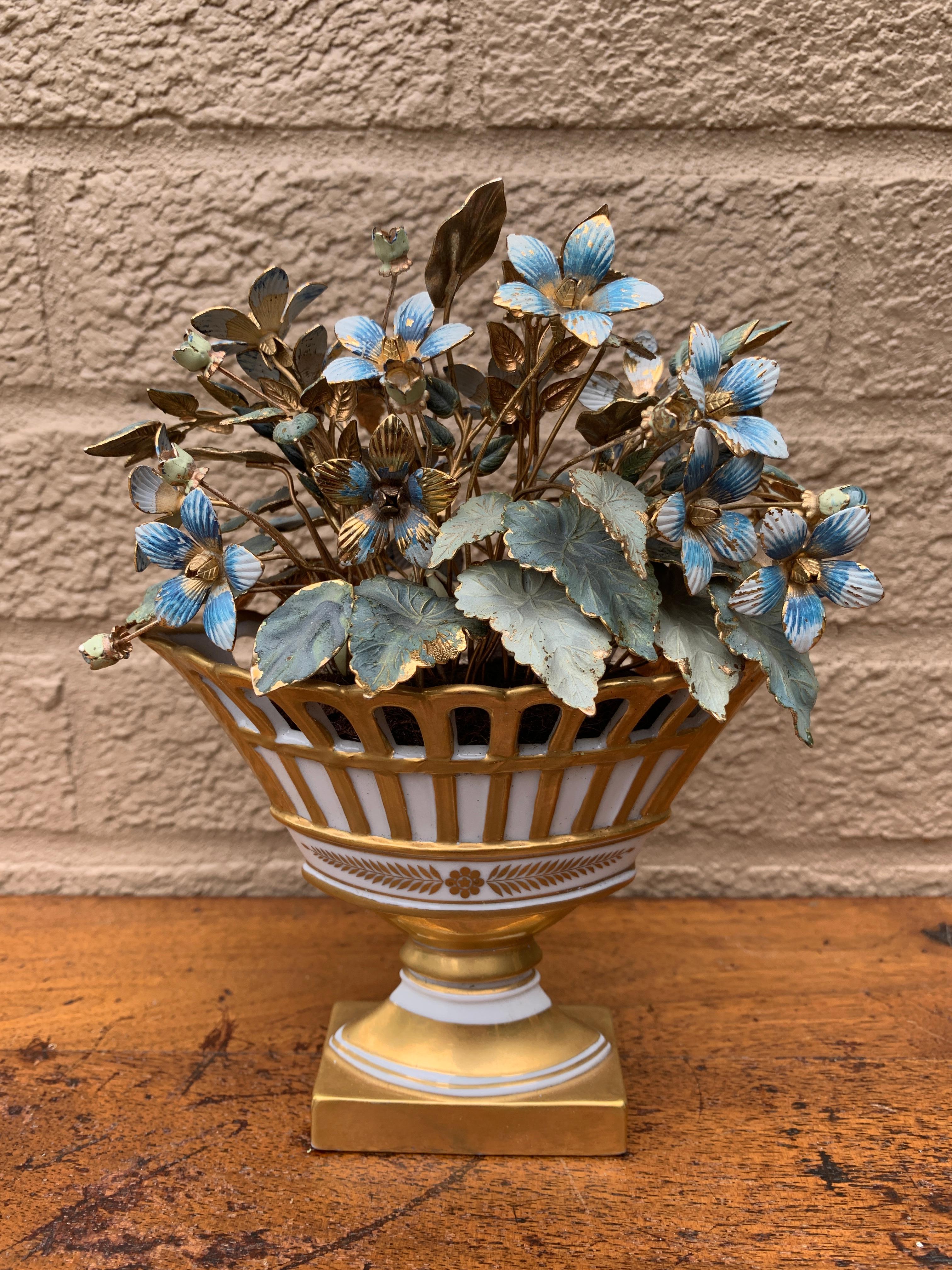 Una splendida composizione di fiori smaltati in stile provinciale francese, 