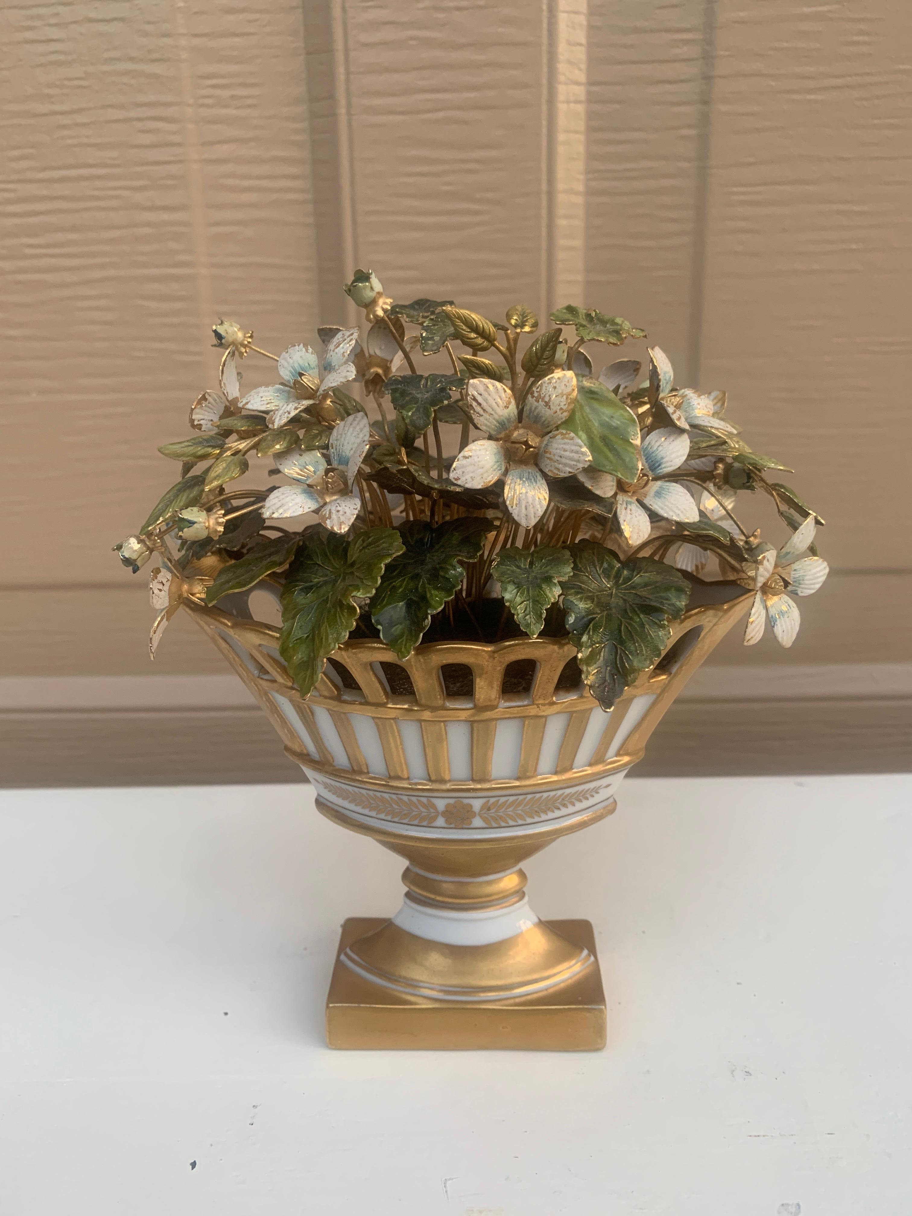 Un magnifique arrangement de fleurs émaillées de style provincial français, 