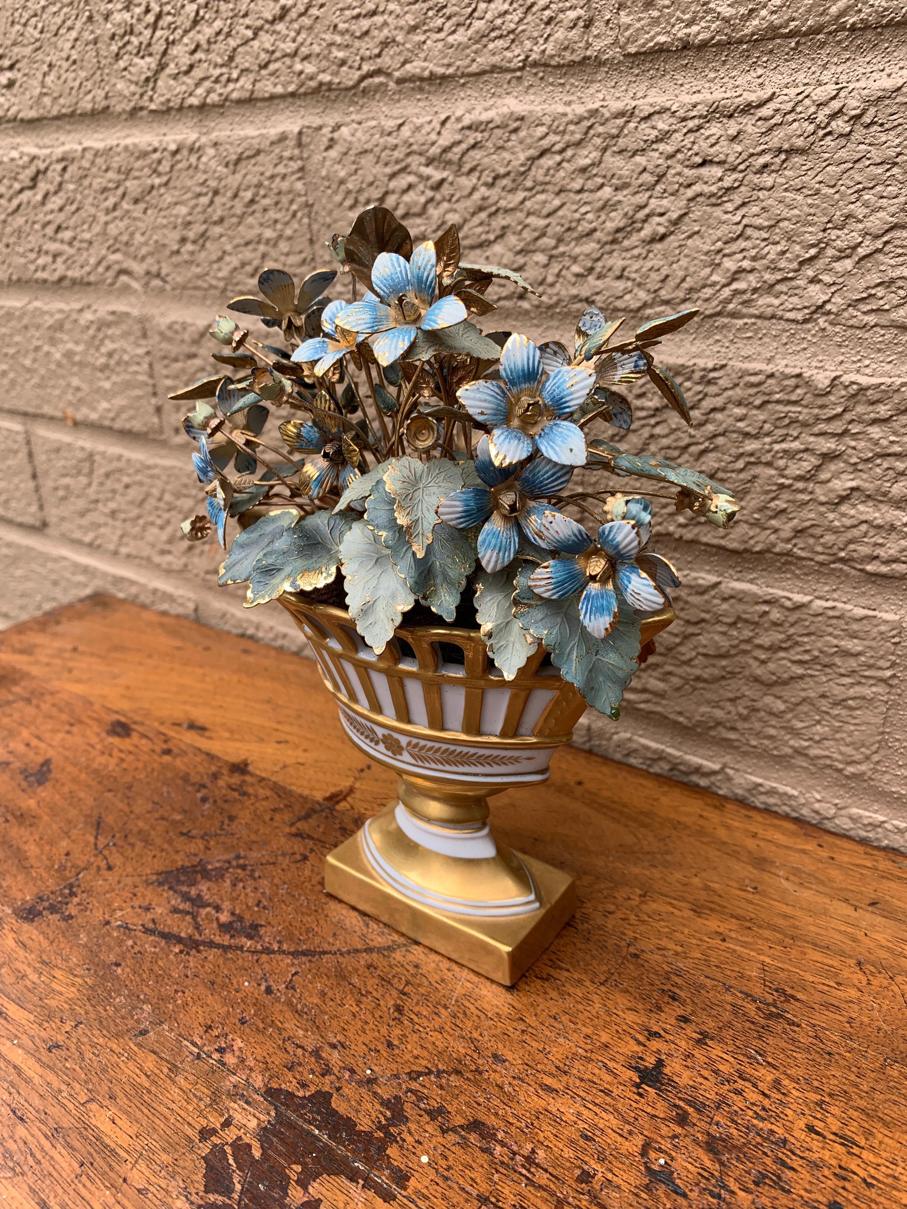 Stile provenzale Bouquet di fiori smaltati Fleurs Des Siècles di Jane Hutcheson per Gorham in vendita