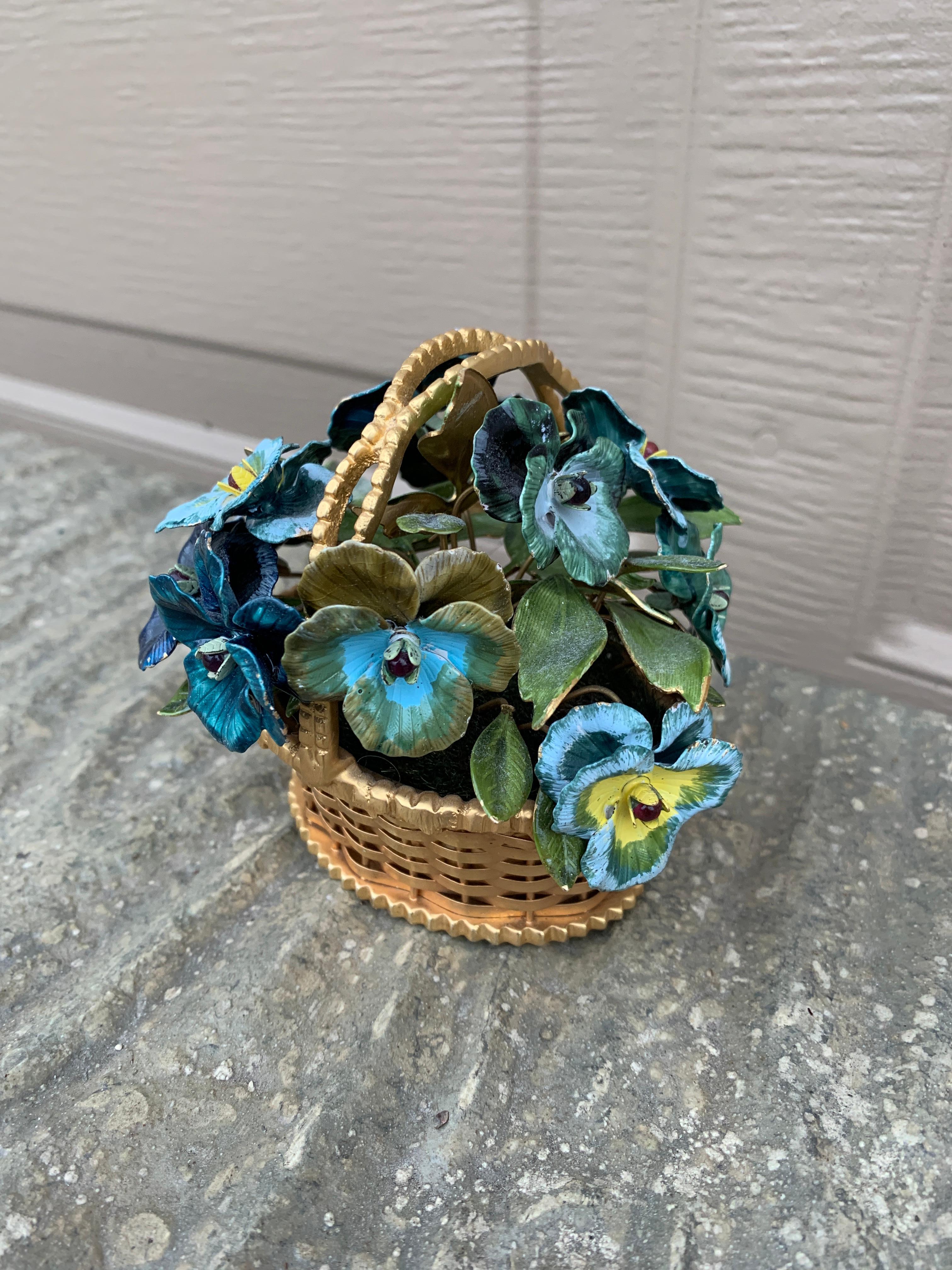 Stile provenzale Bouquet di fiori smaltati Fleurs Des Siècles di viole del pensiero di Jane Hutcheson per Gorham in vendita