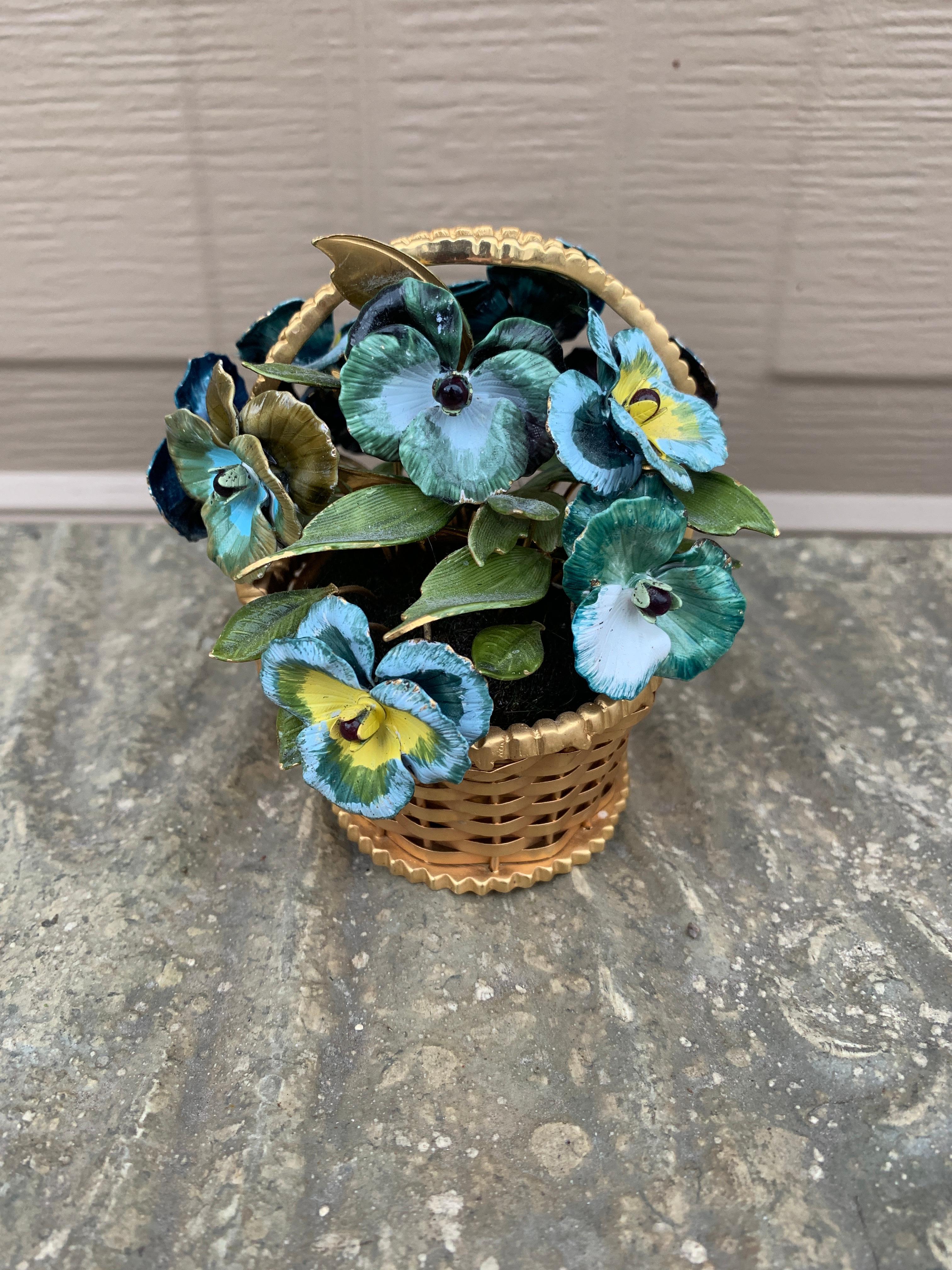 Fine XX secolo Bouquet di fiori smaltati Fleurs Des Siècles di viole del pensiero di Jane Hutcheson per Gorham in vendita