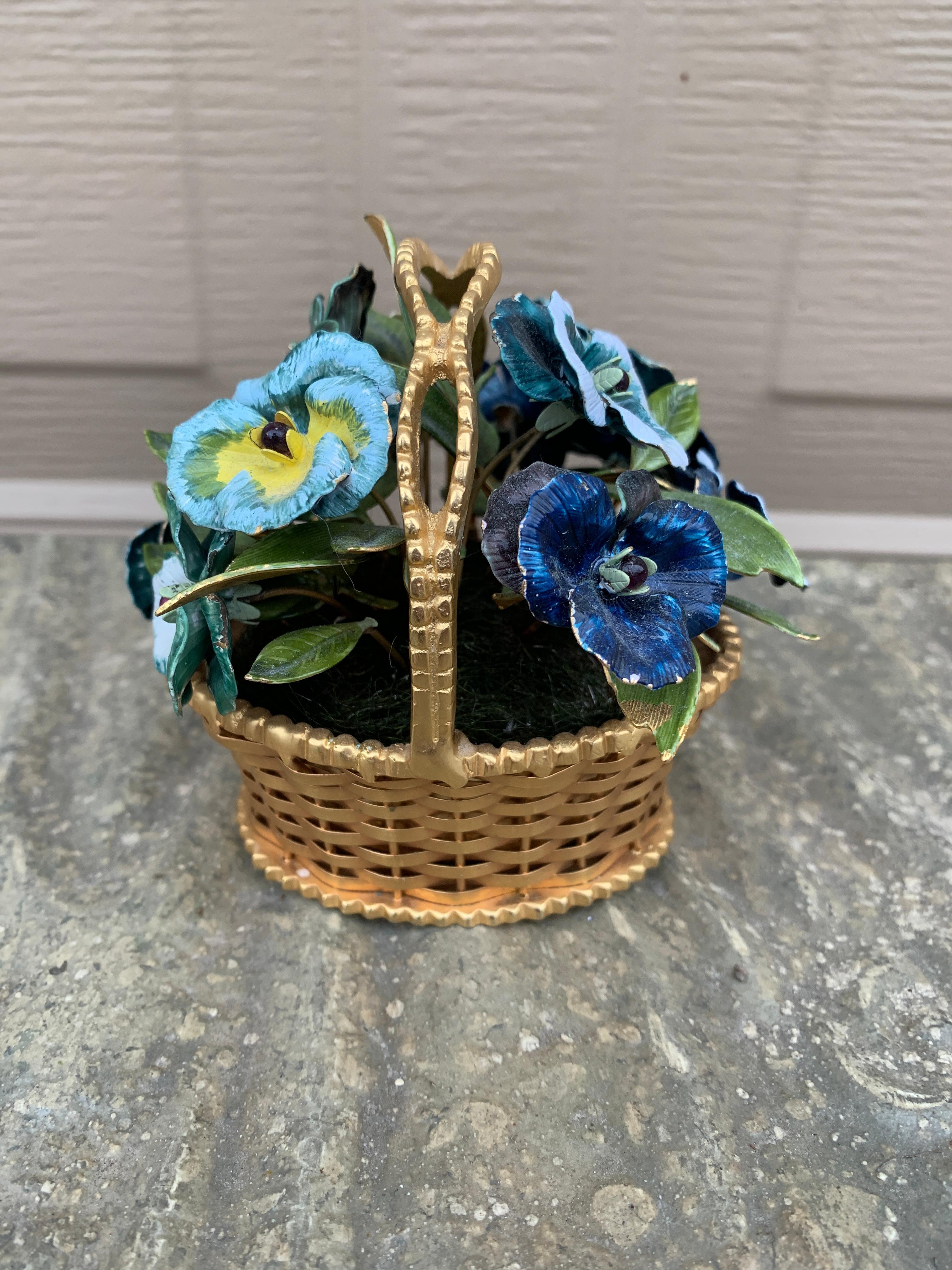 Smalto Bouquet di fiori smaltati Fleurs Des Siècles di viole del pensiero di Jane Hutcheson per Gorham in vendita