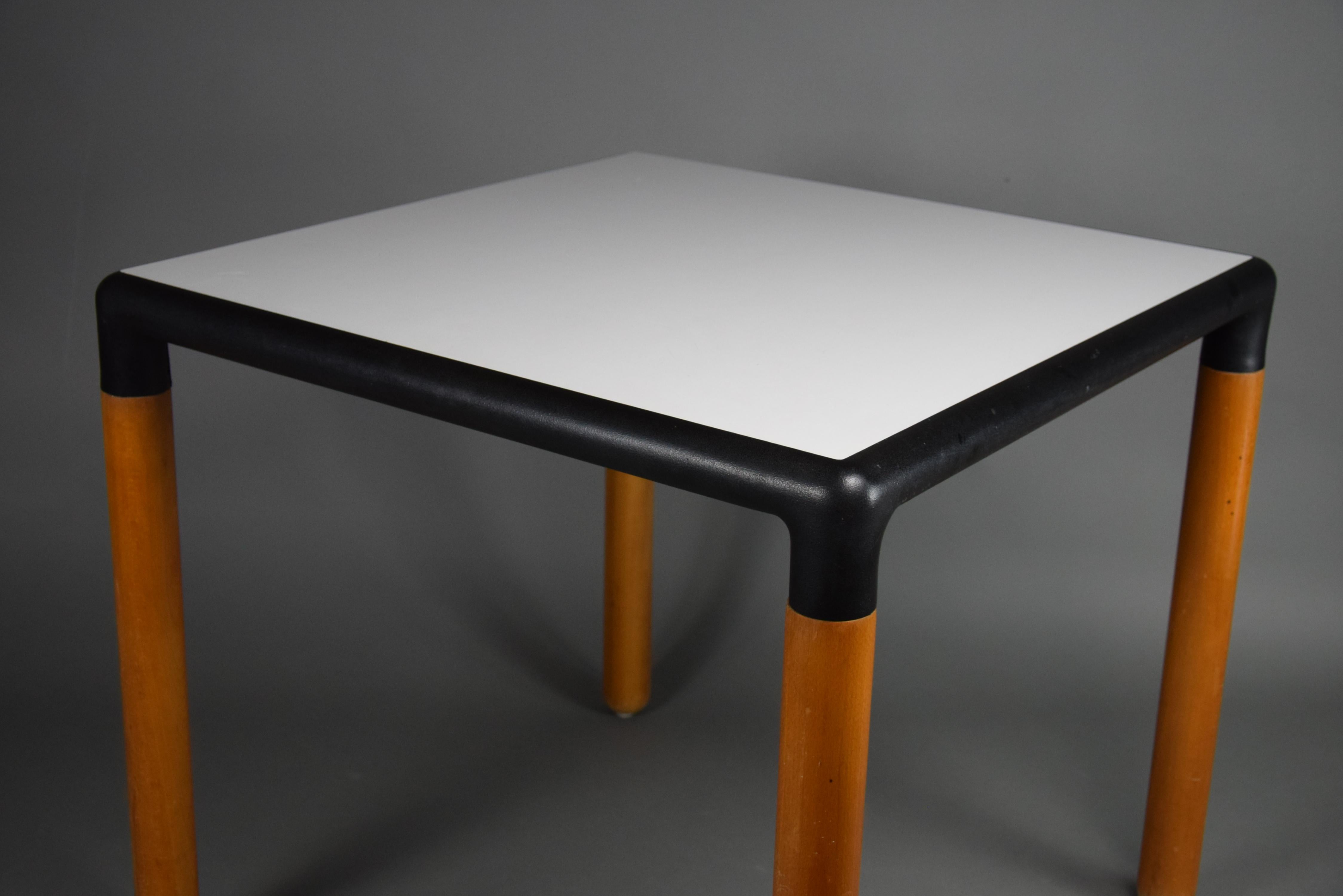 Wir präsentieren das Flex 2000 Esstischset, ein zeitloses Meisterwerk, das Gerd Lange in den 1980er Jahren für Thonet entworfen hat. Erleben Sie die perfekte Mischung aus Retro-Charme und modernem Stil, wenn Sie sich um diesen kultigen Tisch mit