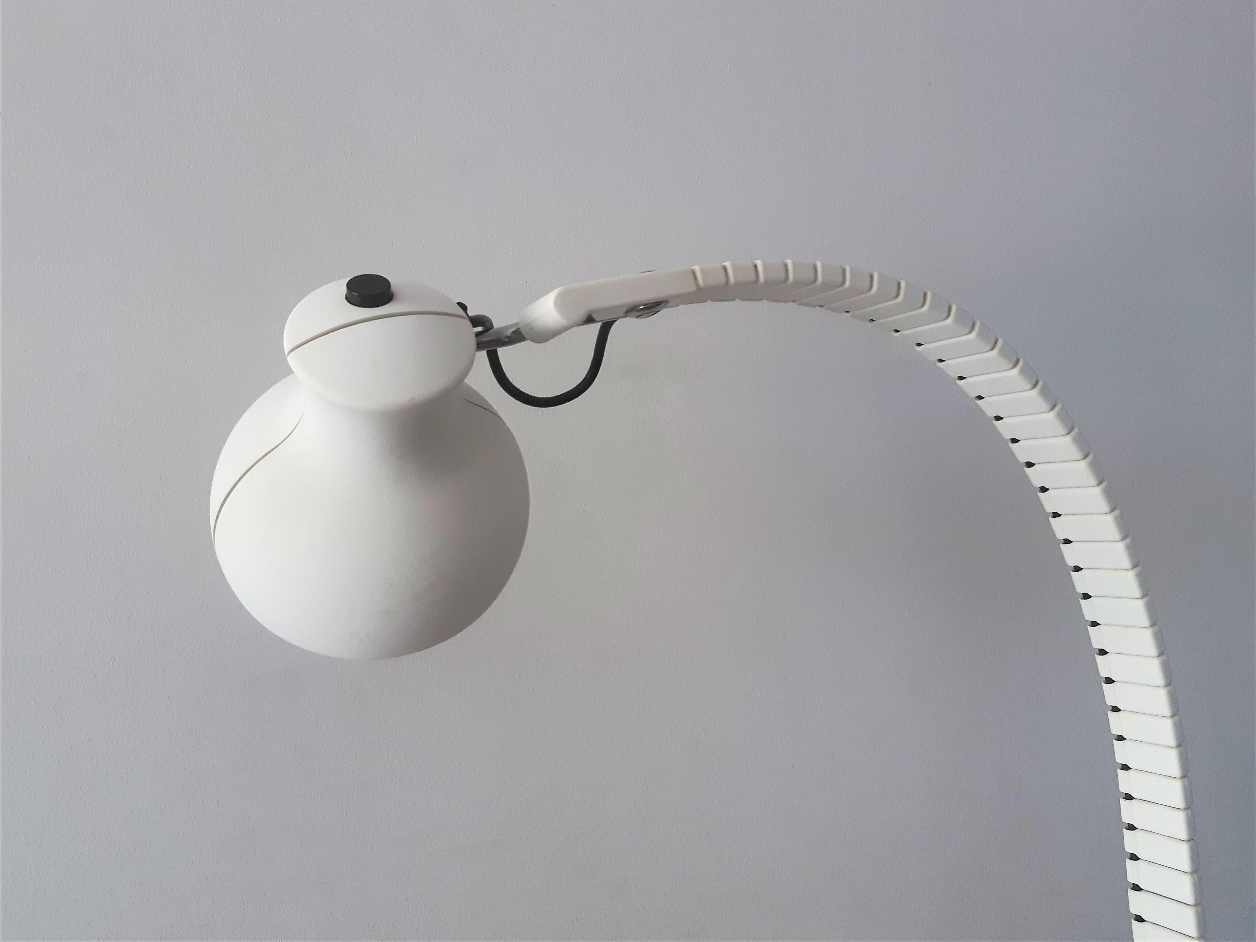Cette lampe de table, modèle 'Flex 659', a été conçue par Elio Martinelli pour Martinelli Luce en Italie. À l'origine, il a été conçu pour l'exposition de Turin en 1973. Il s'agit d'une pince de conception innovante, avec un bras flexible en ABS et