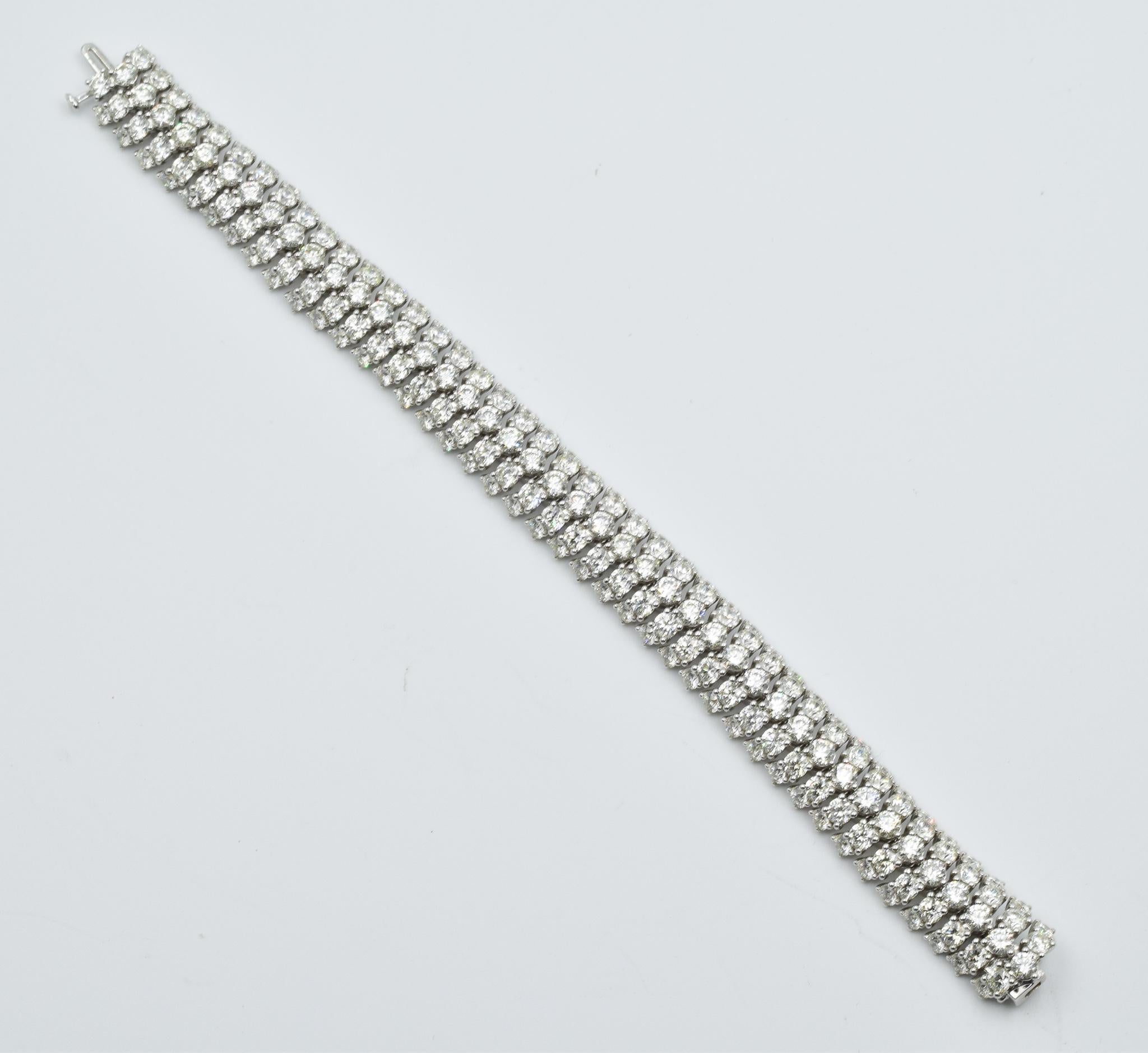 This beautiful flex bracelet is a stunning design which is easy to wear and an elegant showcase of style.  This bracelet features rows of diamonds which have an arch design and plenty of flexibility to wear comfortably.  The bracelet features