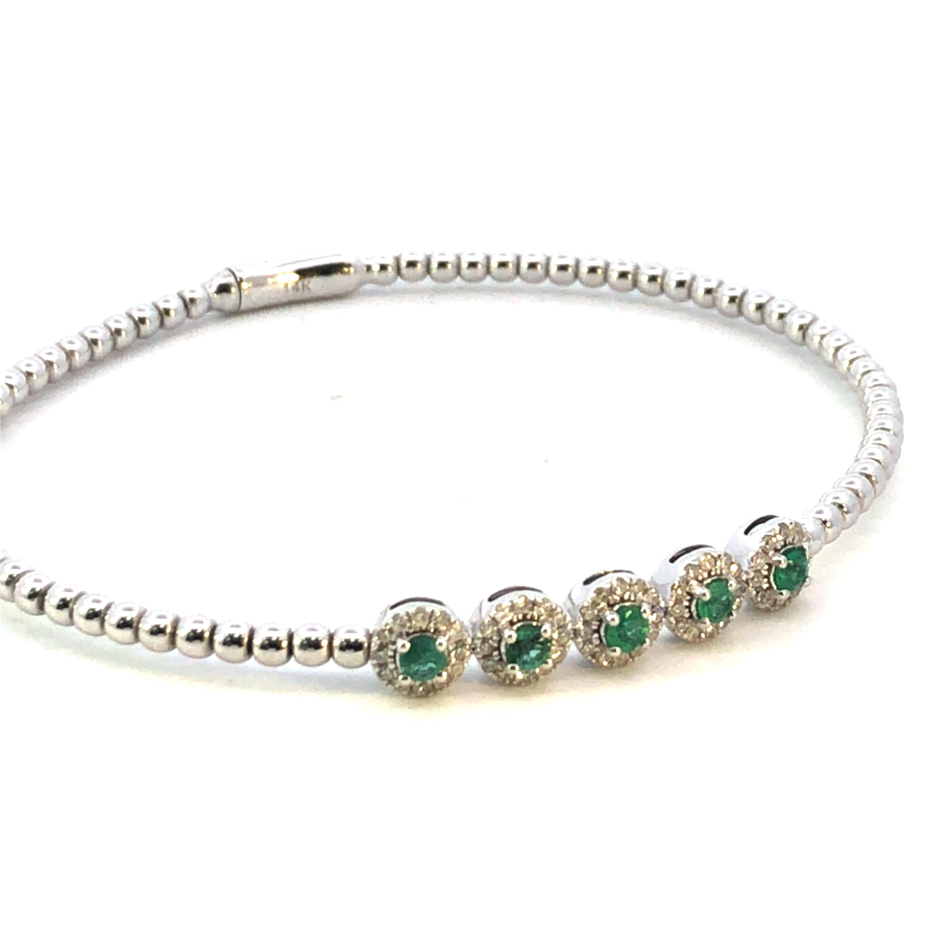 Zeitloses Smaragd & Diamant Perlenarmband - 14K Weißgold

Dieses atemberaubende Armband aus 14 Karat Weißgold mit Brillanten (0,35 ct) und üppigen grünen Smaragden (0,40 ct) wertet Ihre Schmucksammlung auf. Das zarte Perlendesign strahlt Raffinesse