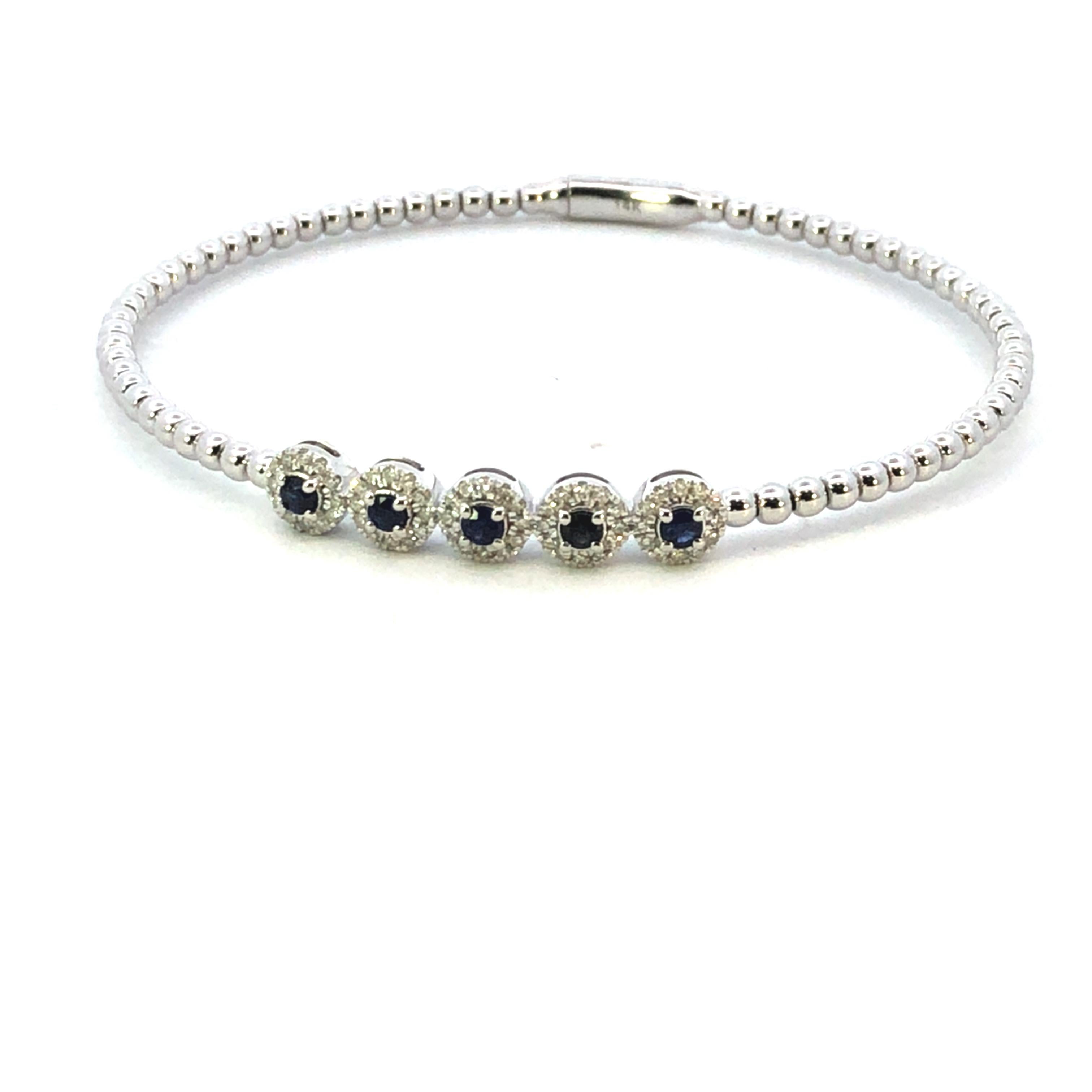 Ajoutez une touche d'élégance intemporelle à votre collection de bijoux avec ce superbe bracelet perlé en or blanc 14K. Avec ses diamants de taille ronde (0,35ct) et ses saphirs d'un bleu profond (0,40ct), ce bracelet est un mélange parfait de luxe