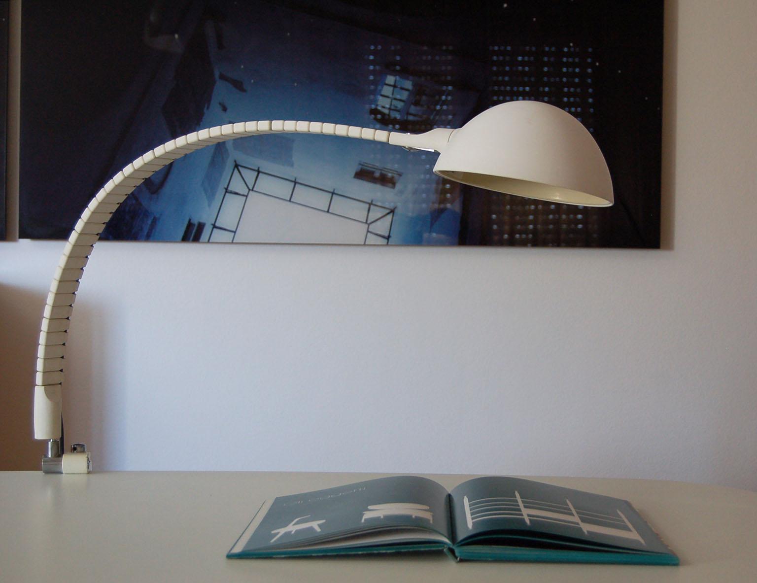 Flex or Vertebra table lamp by Martinelli is a famous Italian design from the late 1960s.
The lamp is fully flexible with a swivel shade and clamp. The flex lamp is out of production.

Dimensions: Lampshade Ø 21 cm, H max 120 cm.

Martinelli