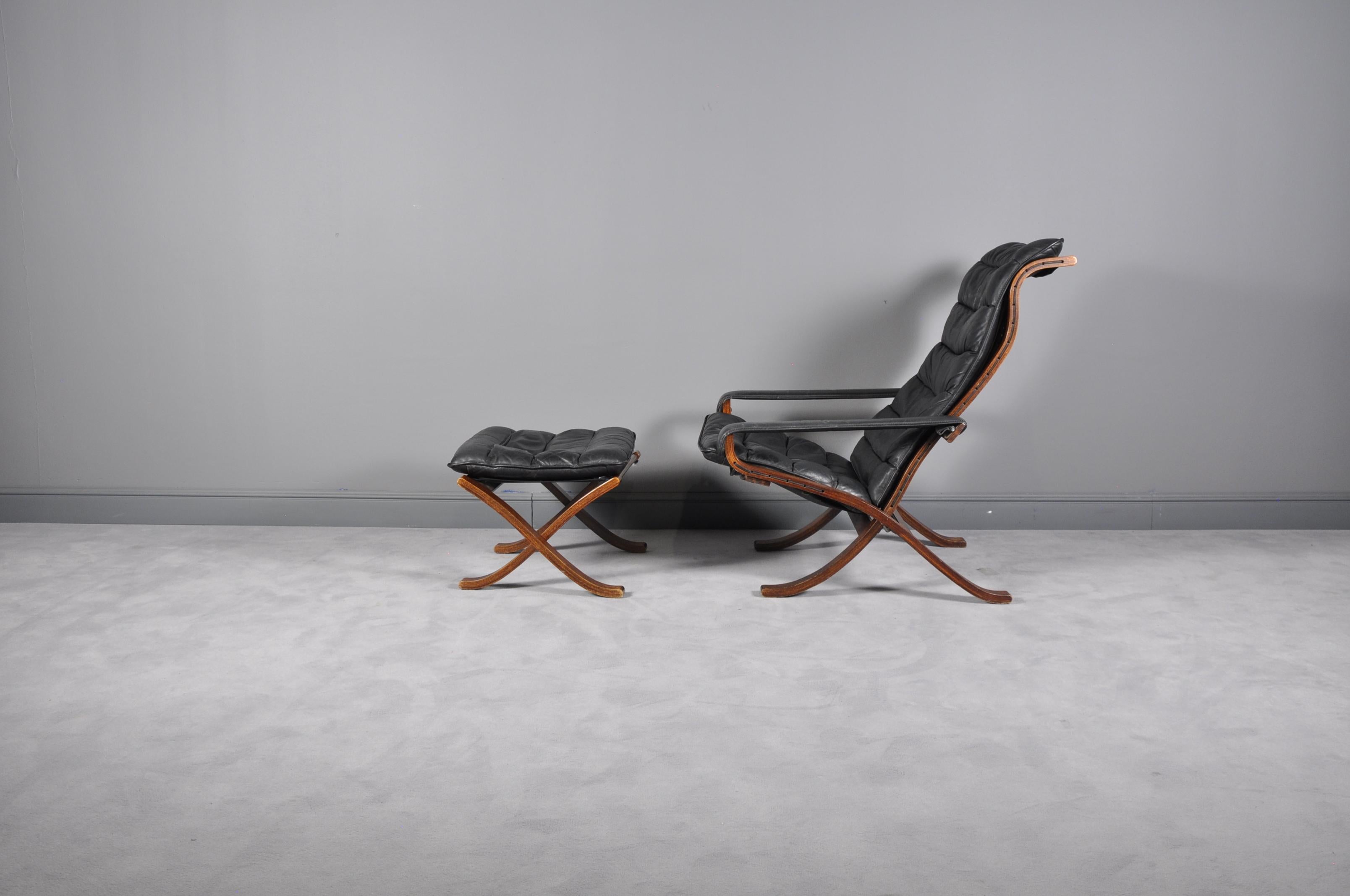 This is a model 'Flex' lounge chair and stool by Westnofa. They were designed by Ingmar Relling. They have stained dark brown wood

Stool dimensions:
- Width 60cm
- Depth 45cm
- Height 35cm

Chair dimensions:

W 75 / D 95 / H 90 cm seat H