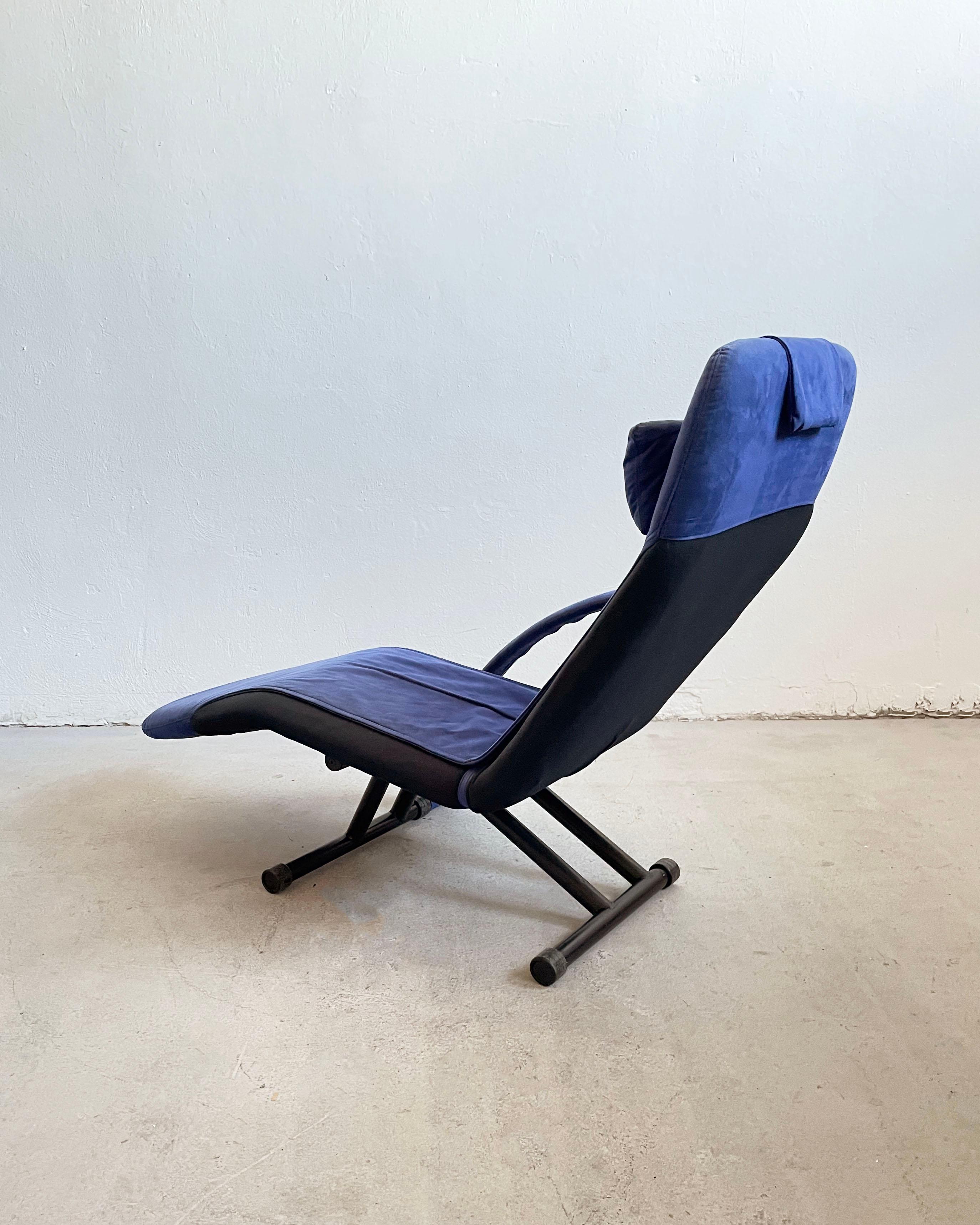 1980's design lounge chair, chaise longue, model Flexa by Adriano Piazzesi for Italian company Arketipo from 1987. 
Metal and PVC structure. Black padded seat with blue microfiber removable cover. 
Good condition, whit some signs of wear consistent