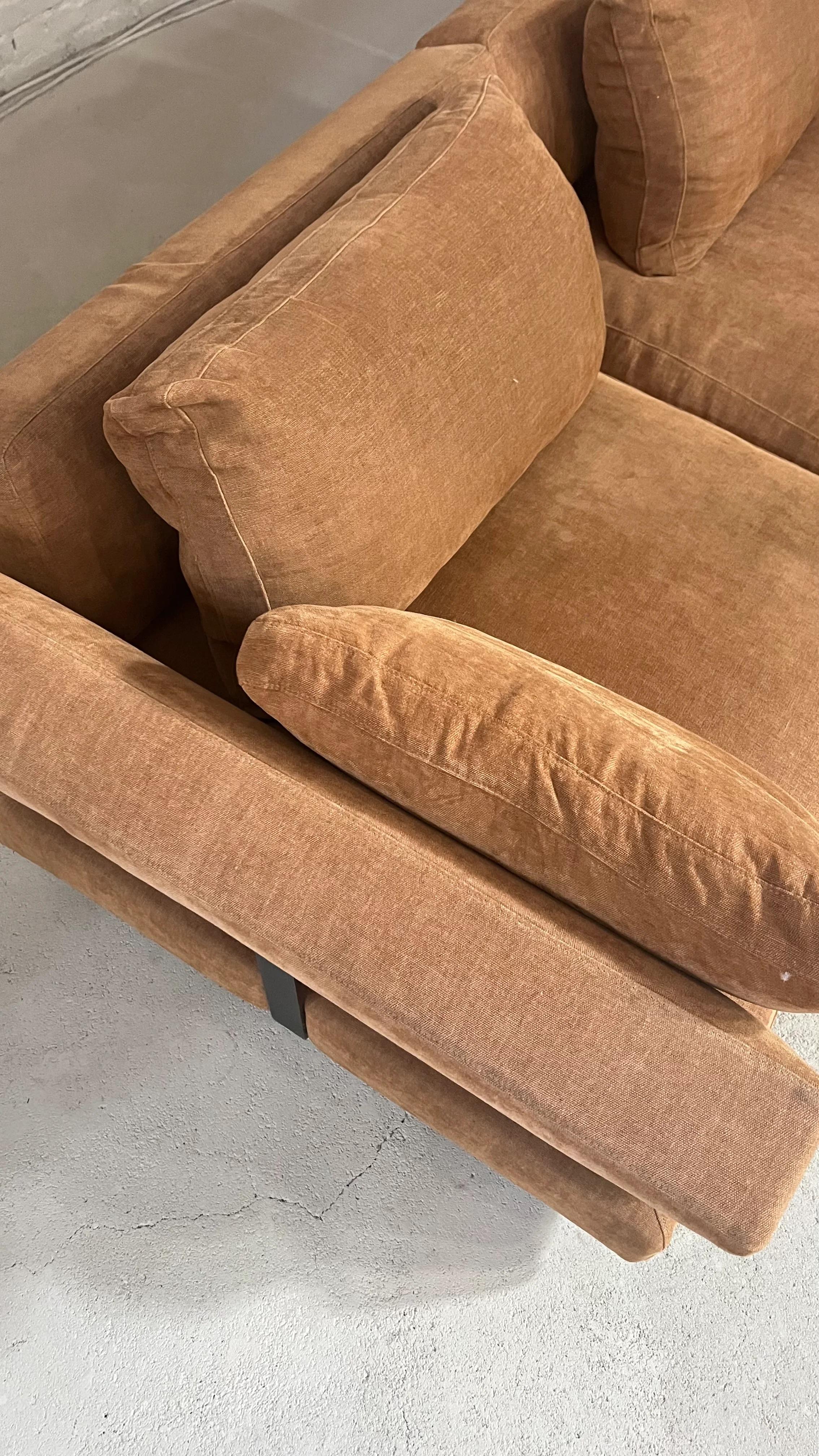 This 3 piece modular corner sofa was designed for Flexform in 2020 by the iconic Italian designer Antonio Citterio. The sofa was used in a fashion-house boardroom and therefor the state is excellent.

Outstanding comfort was designed right into the