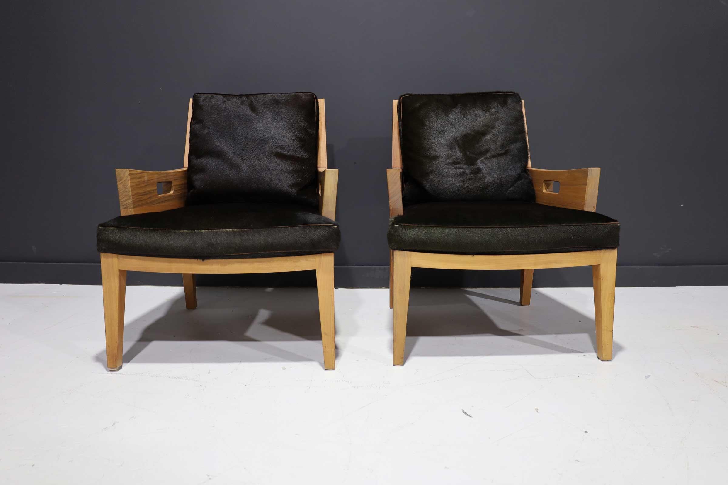 Fabriquée en Italie, cette chaise a un cadre en bois massif de noyer canaletto et des coussins en cuir noir. La chaise n'est plus en production. Vendue à plus de 7500 dollars la chaise.