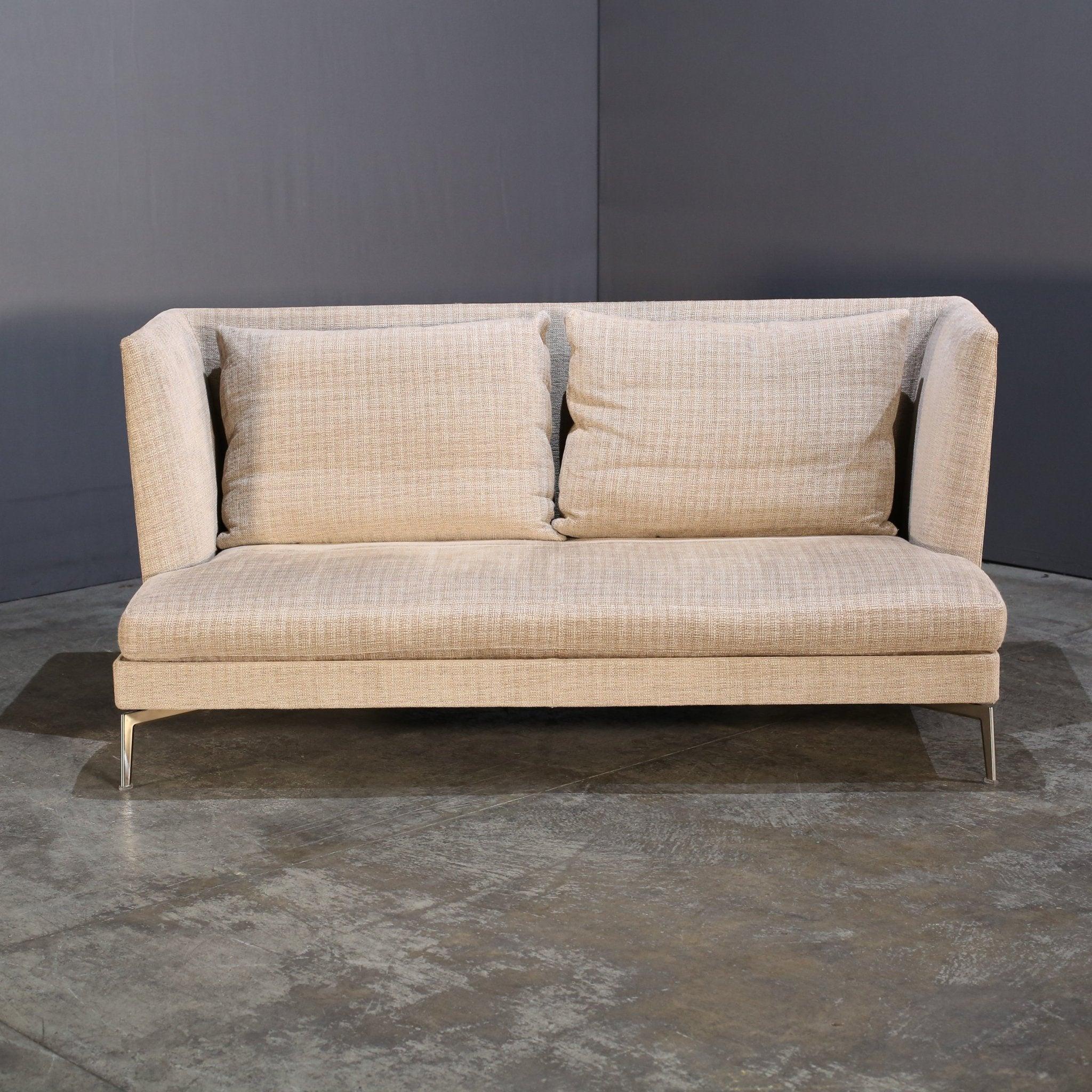 Ti presentiamo il Divano Feel Good Ten Alto di Flexform, un'aggiunta di lusso a qualsiasi spazio abitativo. Realizzato con materiali di altissima qualità, questo divano vanta un design elegante e moderno che emana eleganza e raffinatezza. I cuscini