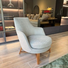 Sillón Flexform Guscio Soft de Antonio Citterio, tela y base de nogal