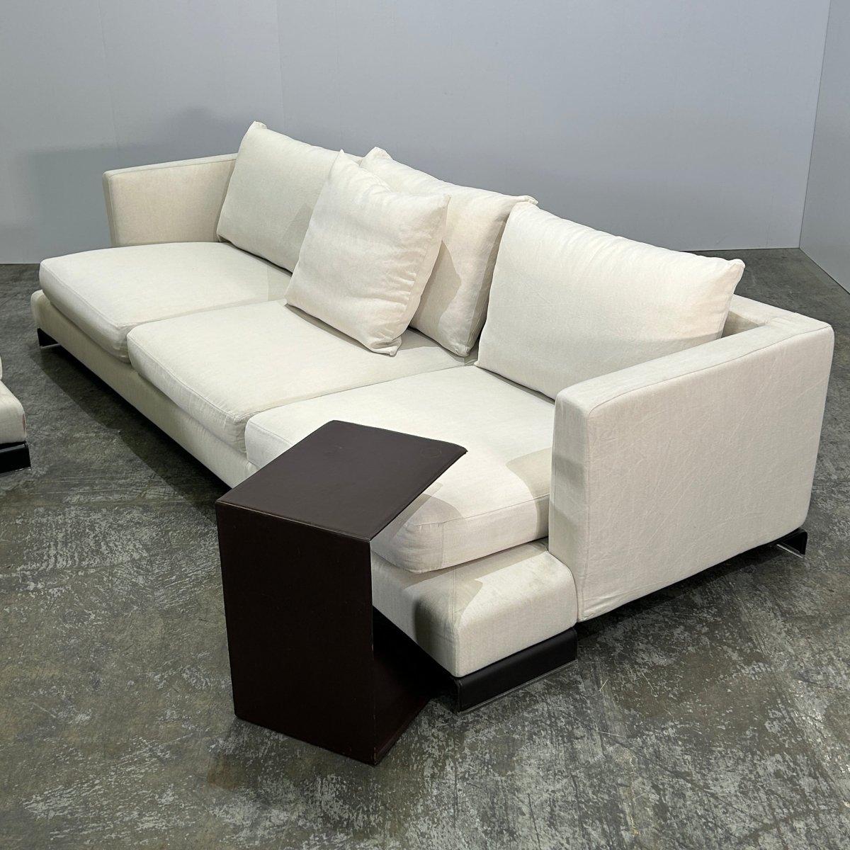Voici le canapé en L Flexform Long Island, un ajout luxueux à tout espace de vie. Fabriqué avec des matériaux de la plus haute qualité et un savoir-faire expert, ce canapé respire l'élégance et le confort. Son design élégant en forme de L offre de