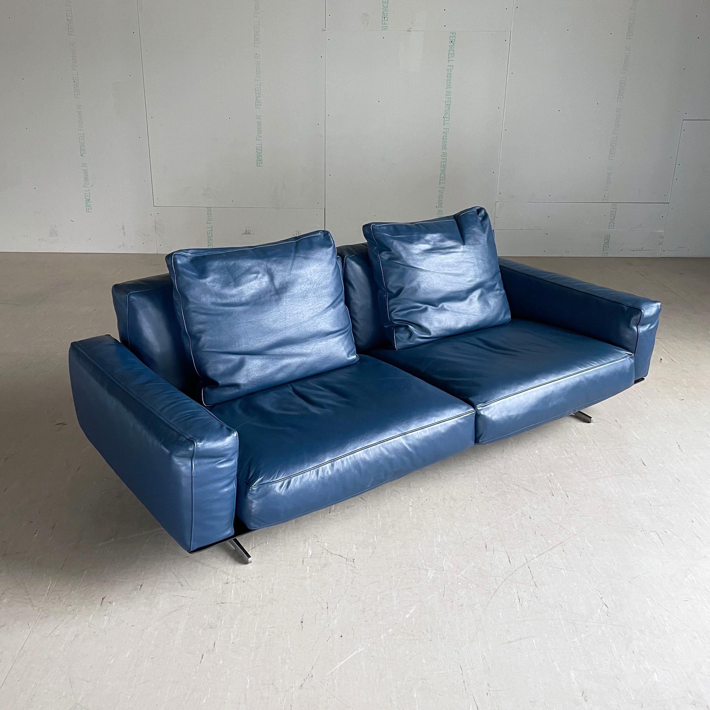 Canapé 2 places en cuir Flexform Soft Dream (PELLE 2 823) conçu par Antonio Citterio. Avec deux coussins assortis. Prix neuf, coussins inclus : CHF 11'140.- Il s'agit d'un modèle d'exposition en magasin avec un minimum de signes