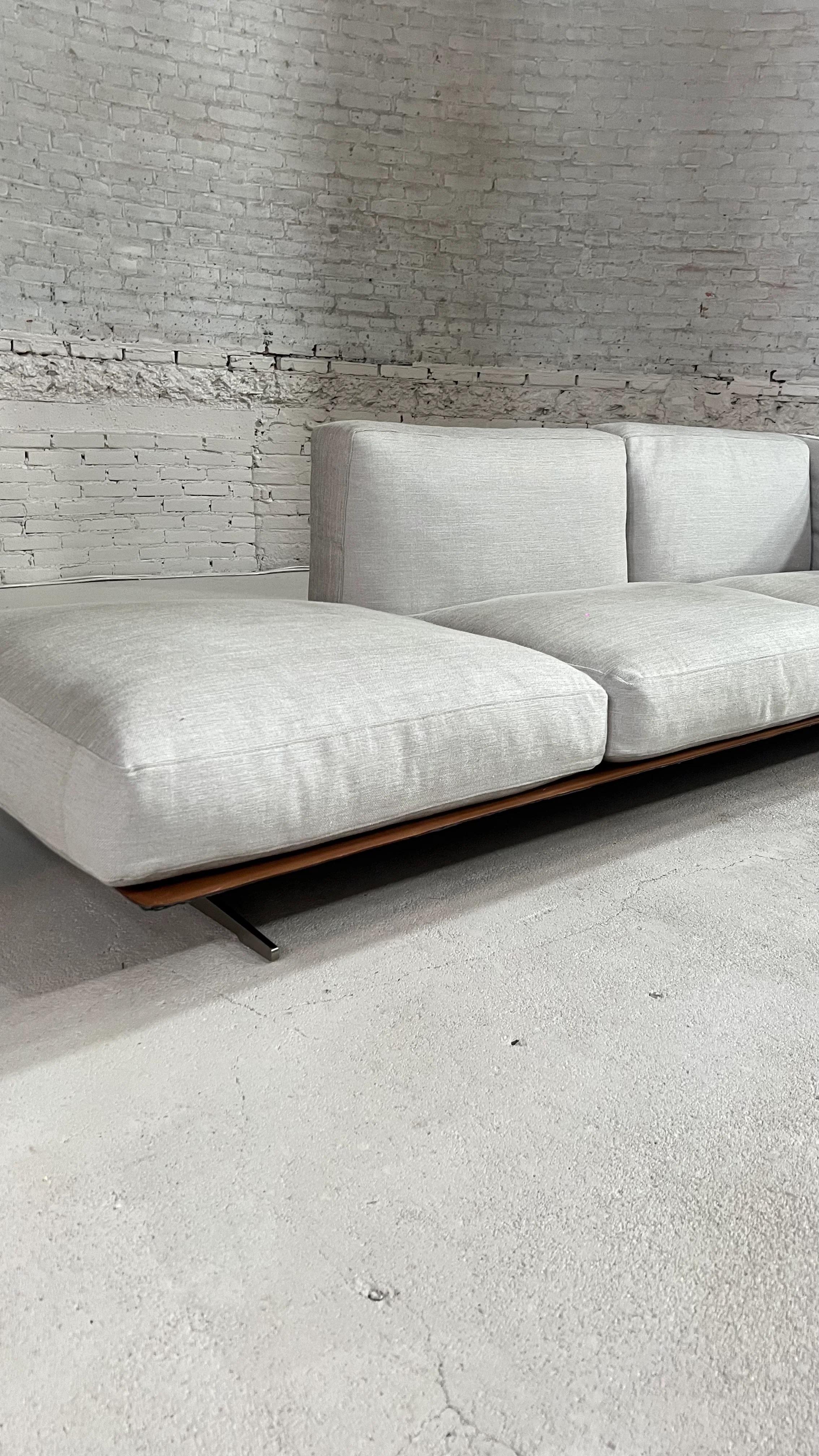The Flexform Soft Dream Sofa is an elegant and comfortable seating system by famous Italian designer Antonio Citterio. Through the realization of this model, 'soft dreams' are realized. That was the challenge for Citterio when designing this model.