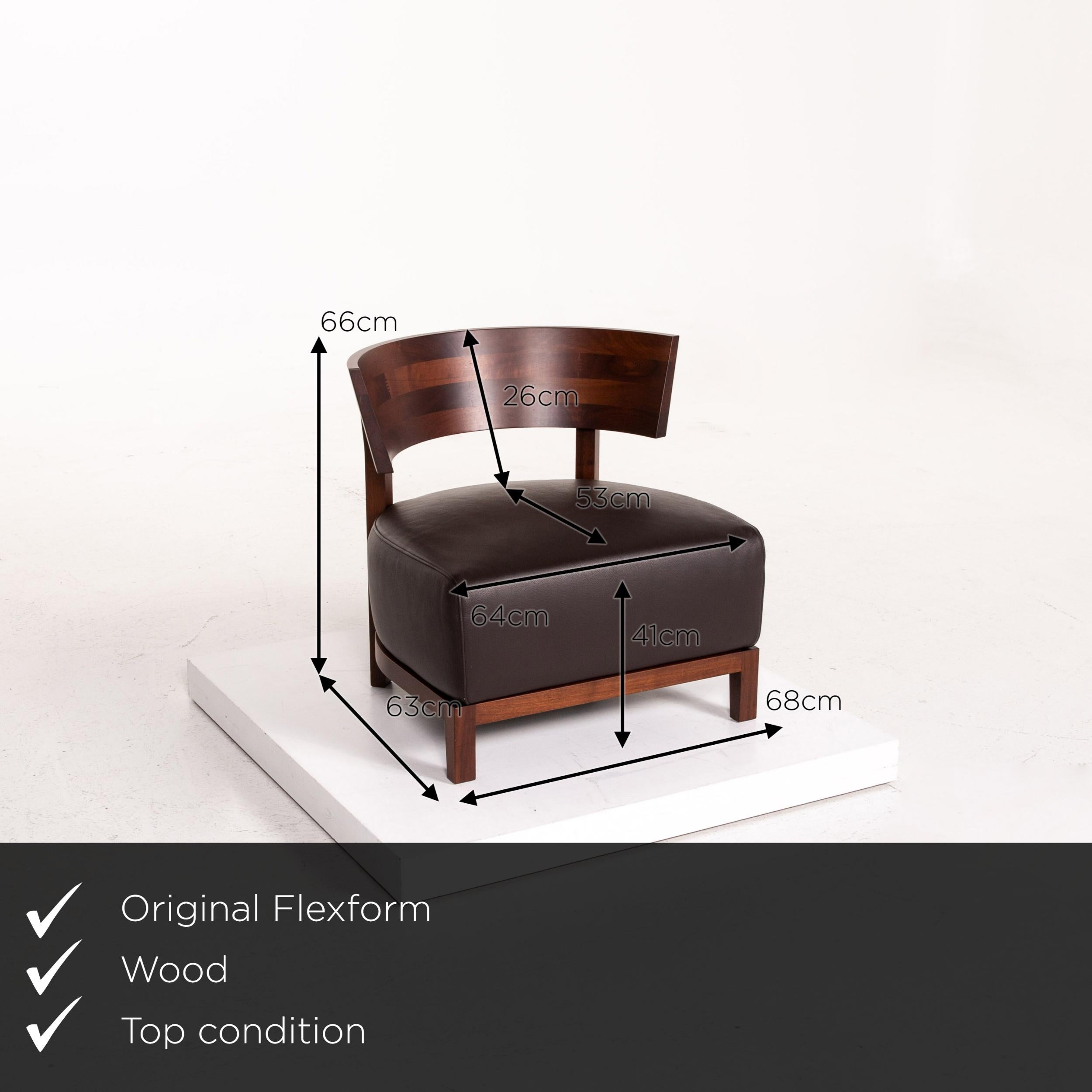 We present to you a Flexform Thomas wood leather armchair dark brown Antonio Citterio chair.

Product measurements in centimeters:

Depth 63
Width 68
Height 66
Seat height 41
Rest height 66
Seat depth 53
Seat width 64
Back height