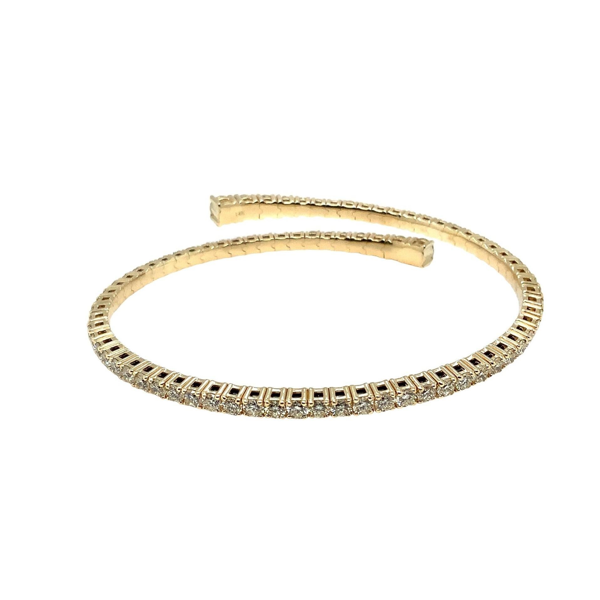Taille brillant Bracelet jonc flexible Open By Pass Design en or jaune 14 carats serti de diamants en vente