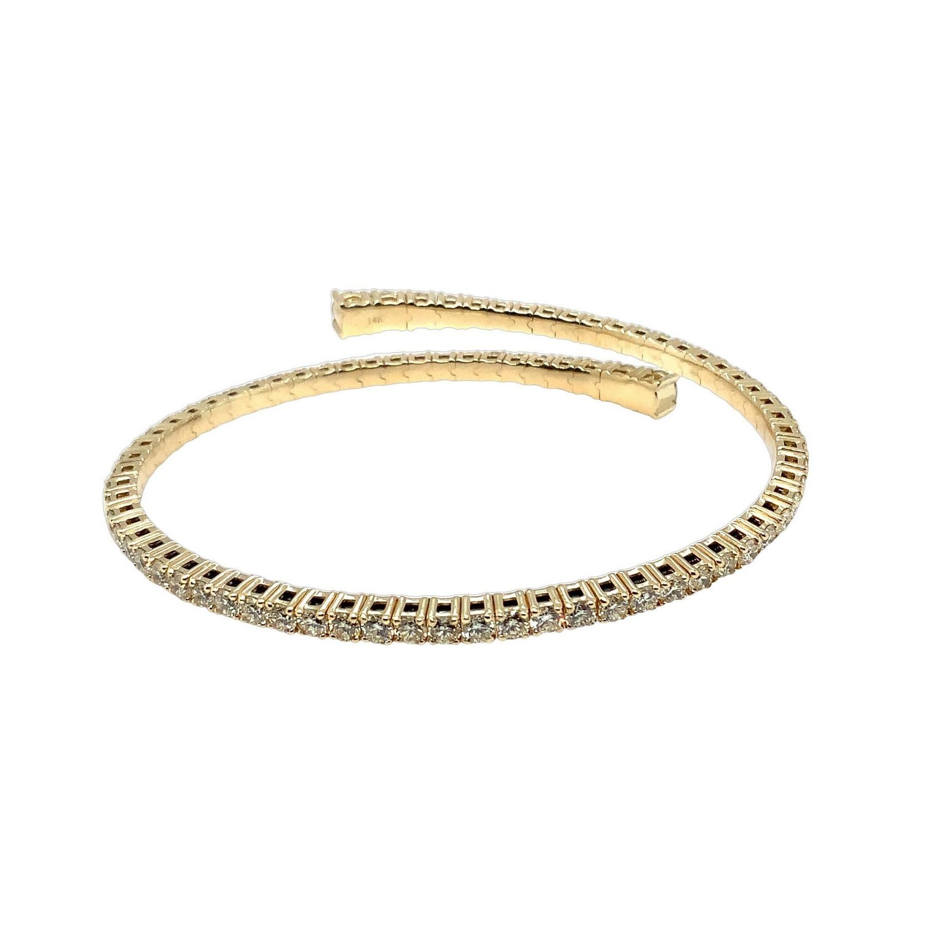 Bracelet jonc flexible Open By Pass Design en or jaune 14 carats serti de diamants Neuf - En vente à Los Gatos, CA