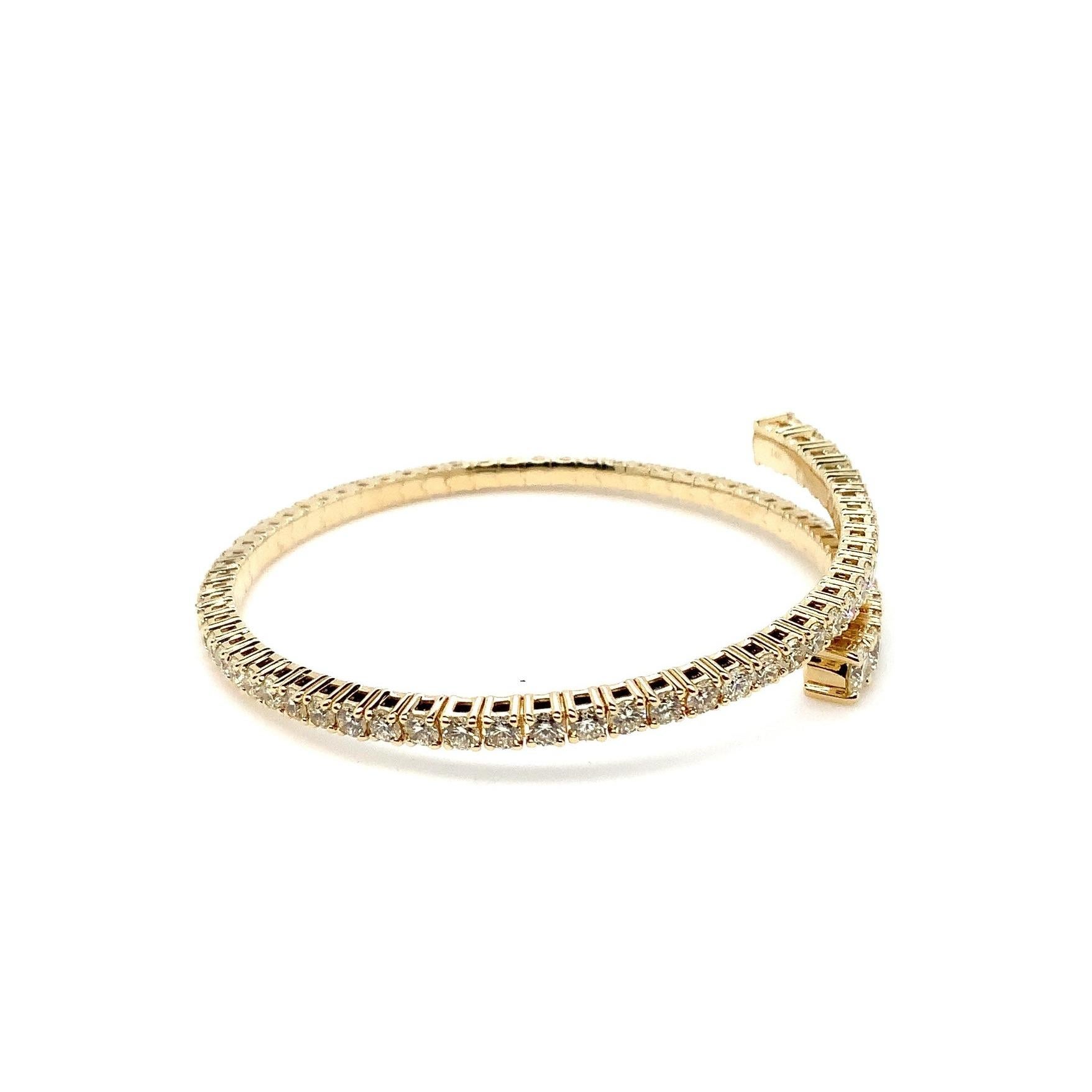 Bracelet jonc flexible Open By Pass Design en or jaune 14 carats serti de diamants en vente 1