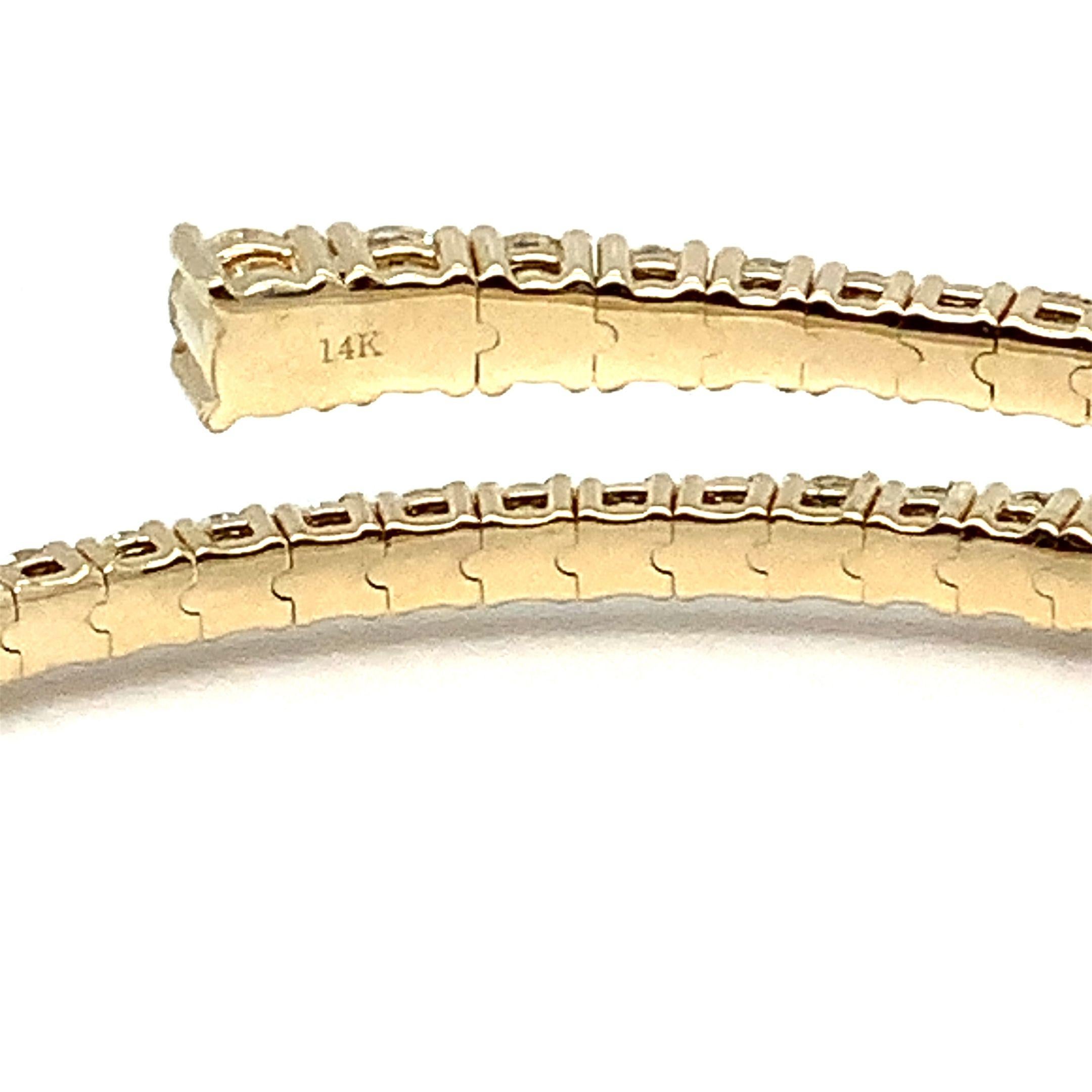 Bracelet jonc flexible Open By Pass Design en or jaune 14 carats serti de diamants en vente 2