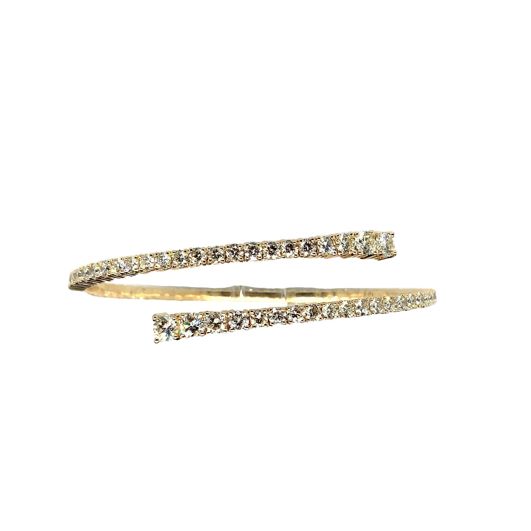 Bracelet jonc flexible Open By Pass Design en or jaune 14 carats serti de diamants en vente 4