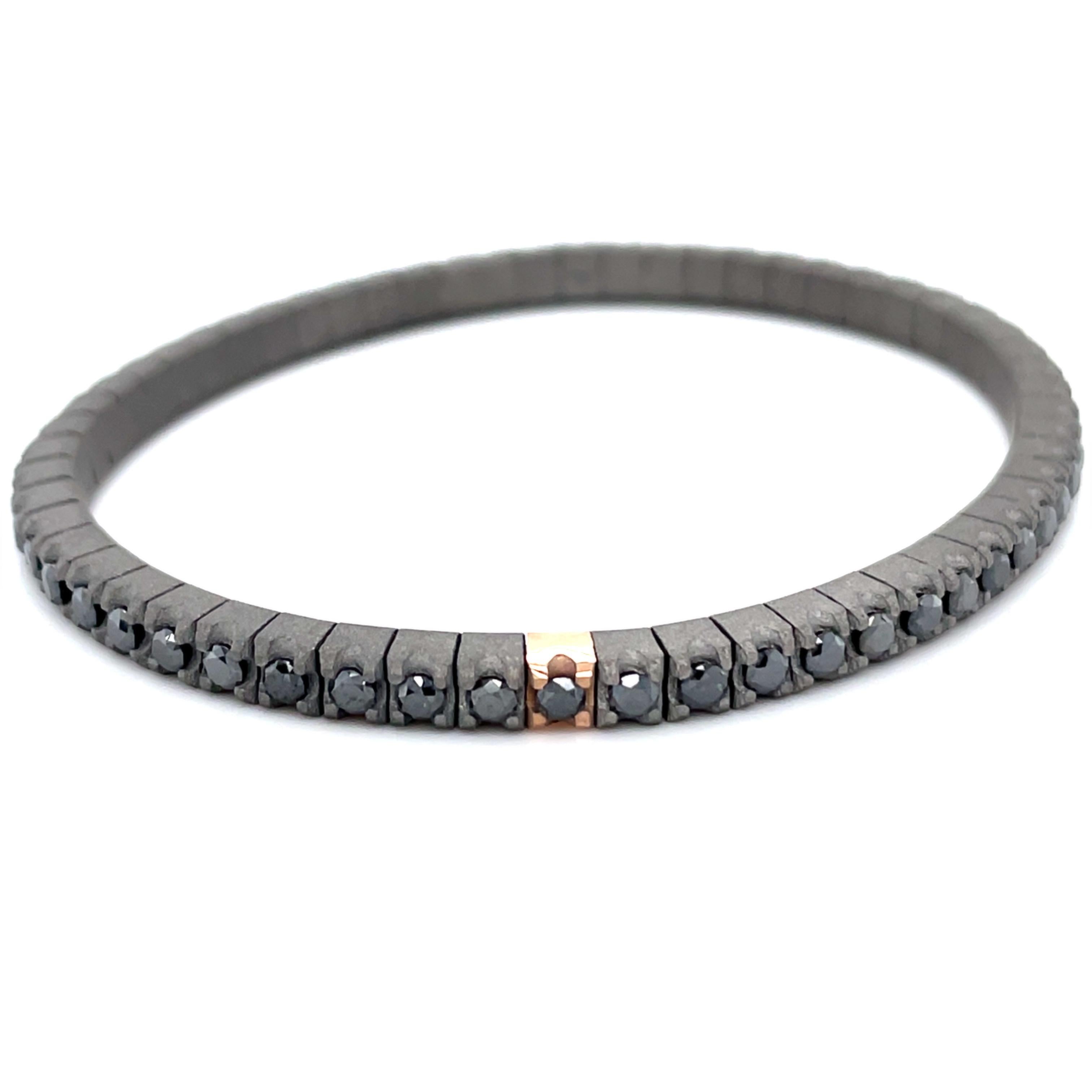 Flexibles Titan-Armband aus 18 Karat Roségold mit schwarzen Diamanten im Angebot 1