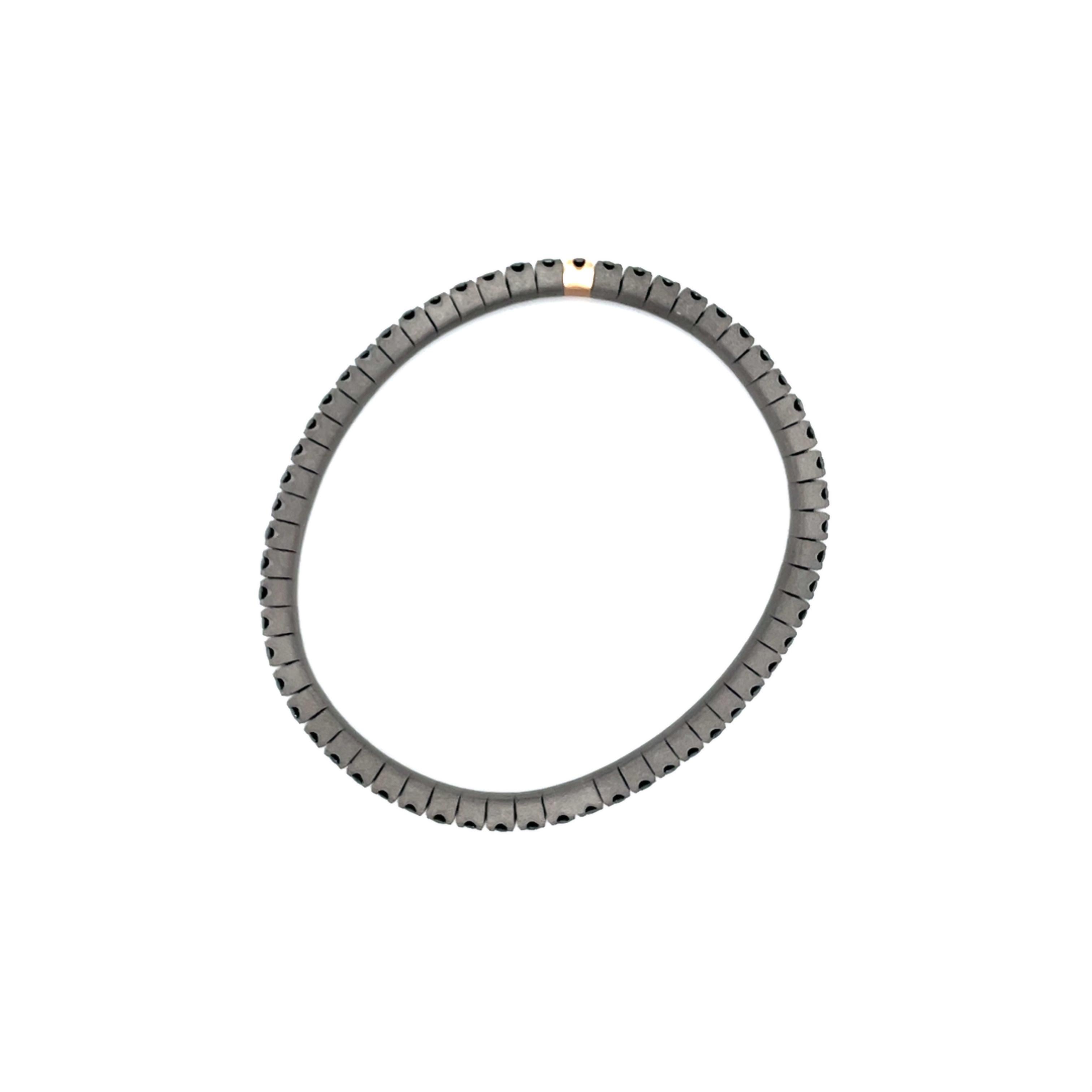 Flexibles Titan-Armband aus 18 Karat Roségold mit schwarzen Diamanten im Angebot 3