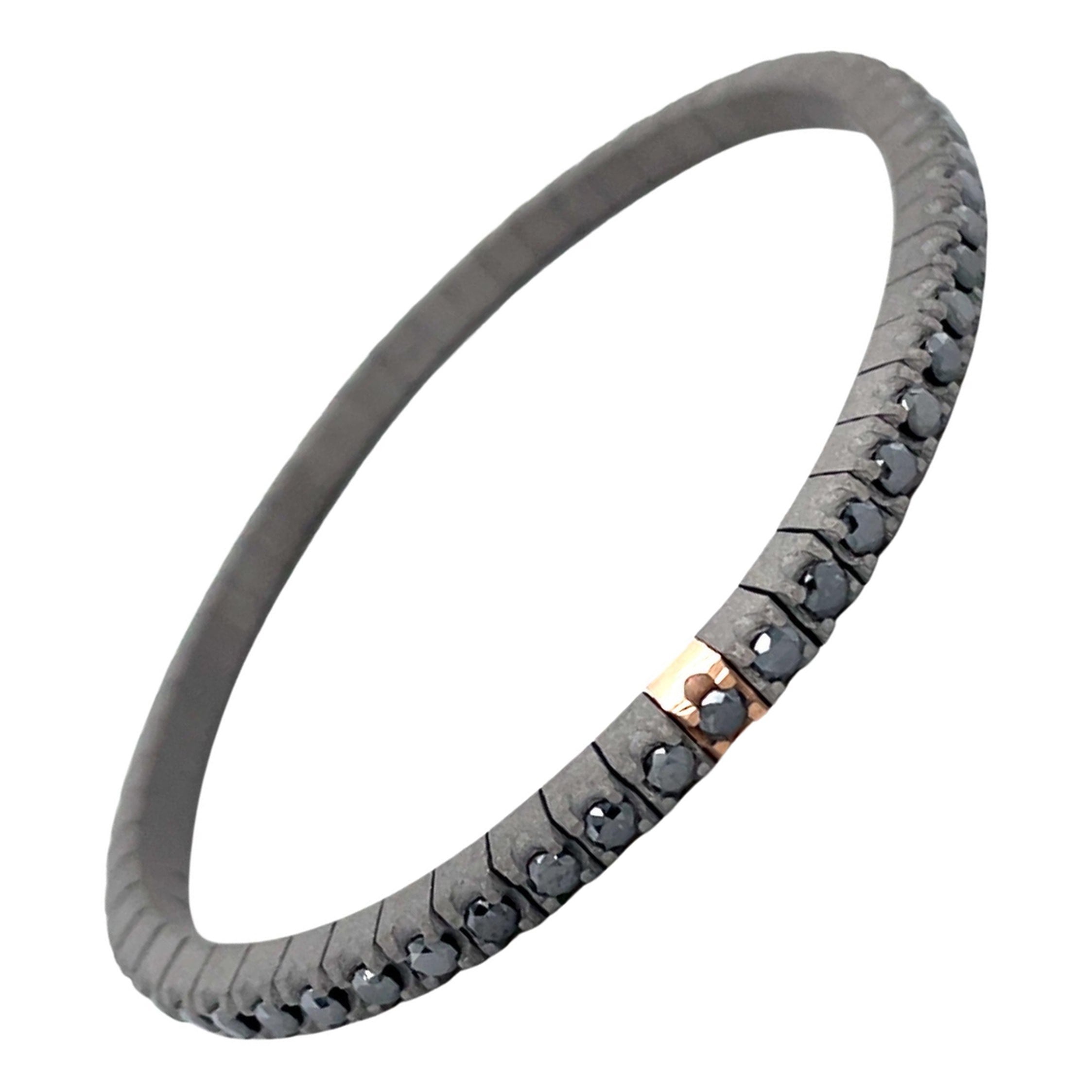 Pulsera flexible de titanio con diamantes negros y oro rosa de 18 quilates