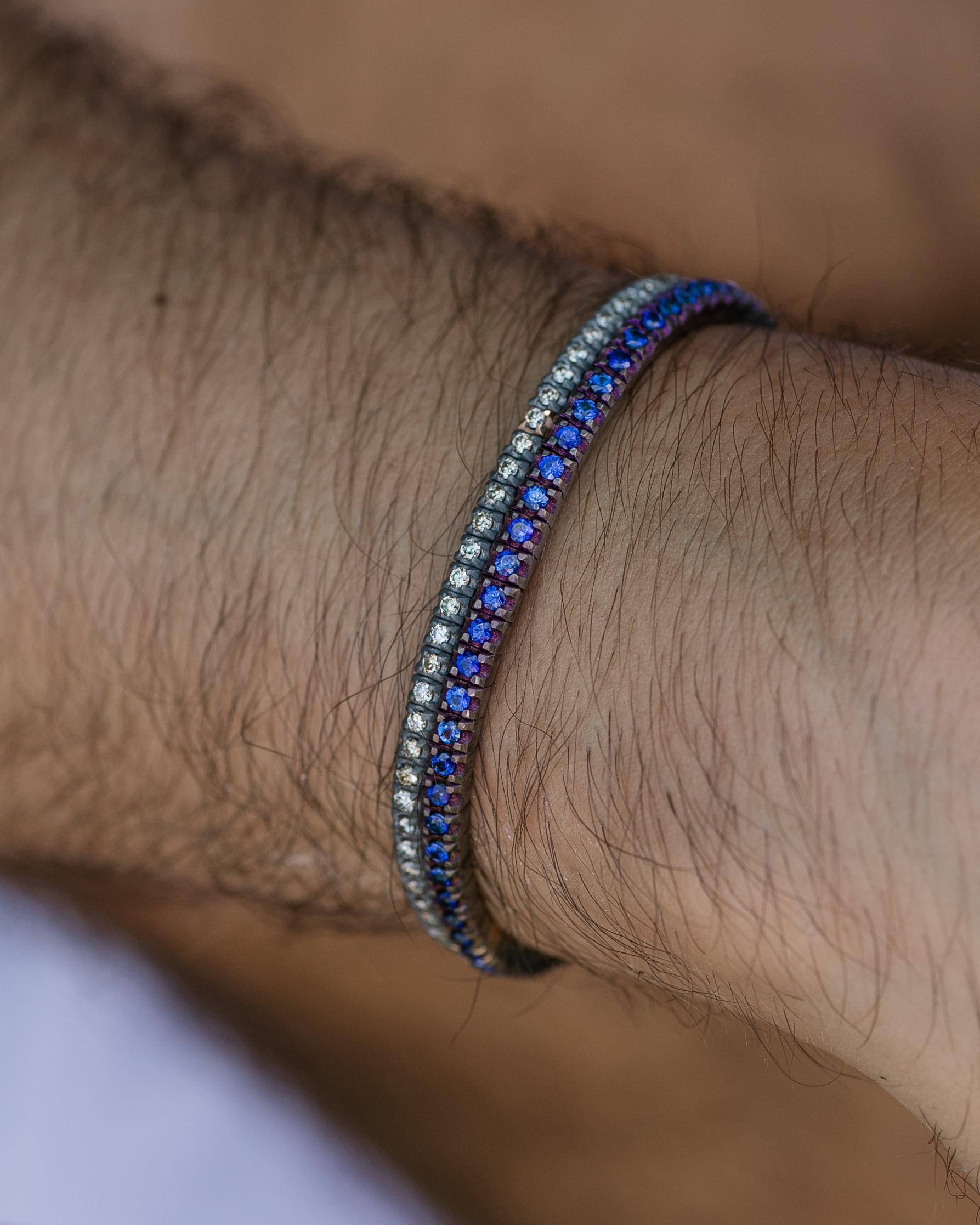 Das flexible TITANIUM-Armband ist aus unserer Men'S Collection. Das Armband ist mit wunderschönen natürlichen braunen Diamanten von insgesamt 0,20 Karat und Details aus 18 Karat Roségold verziert. Der Durchmesser des Armbands beträgt 6,5 cm. Perfekt