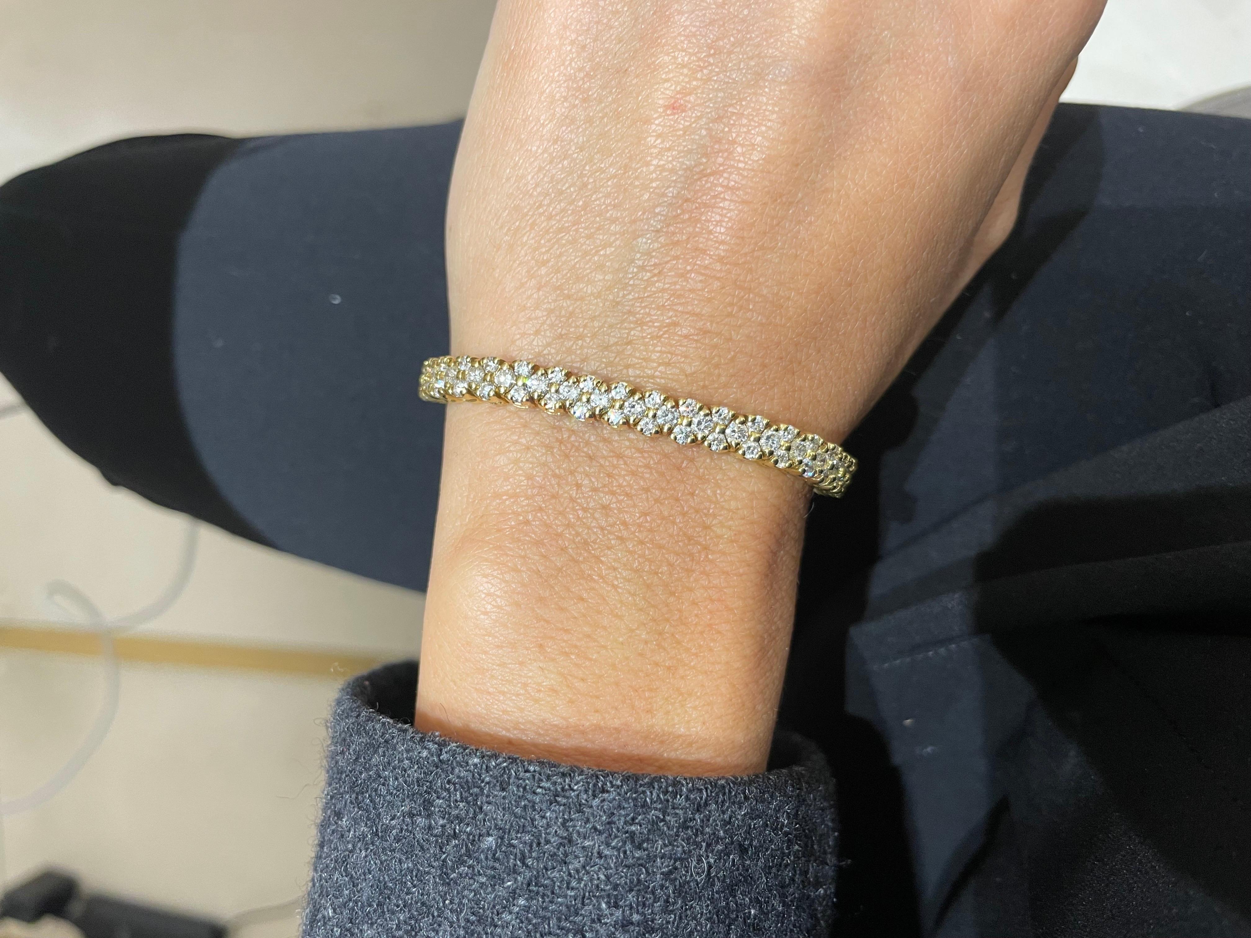 Ce superbe bracelet flexible en ligne de diamants présente 6,60 carats de diamants blancs brillants sertis dans de l'or jaune 18 carats, la façon idéale d'orner n'importe quel poignet. 
Le bracelet mesure 7